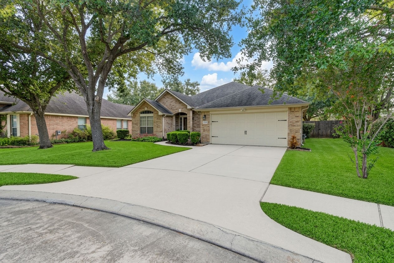 Come on in and see all this inviting home has to offer. Come on in and see all this inviting home has to offer.