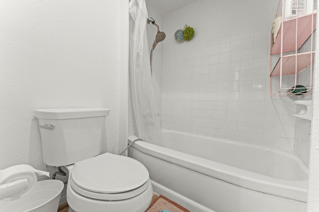 Primary Tub & Shower with private enclosure Primary Tub & Shower with private enclosure