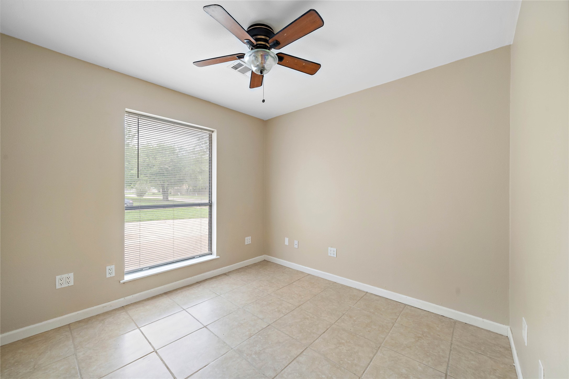 4915 Kentington Drive, Alvin, TX 77511