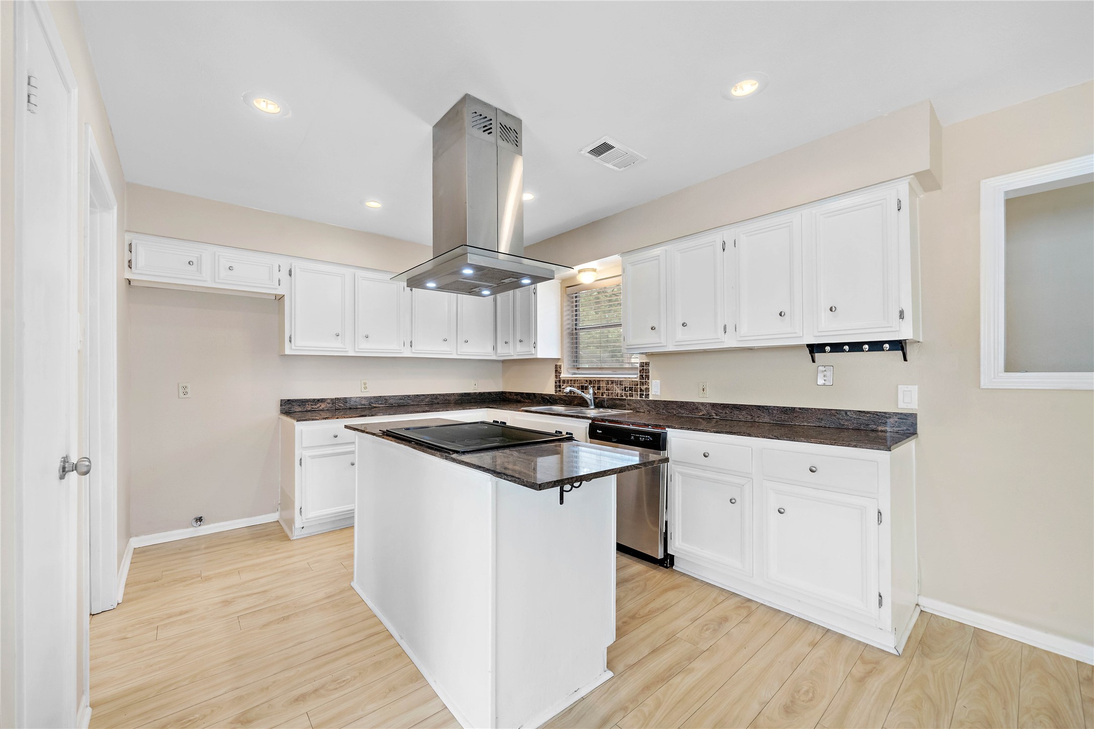 4915 Kentington Drive, Alvin, TX 77511