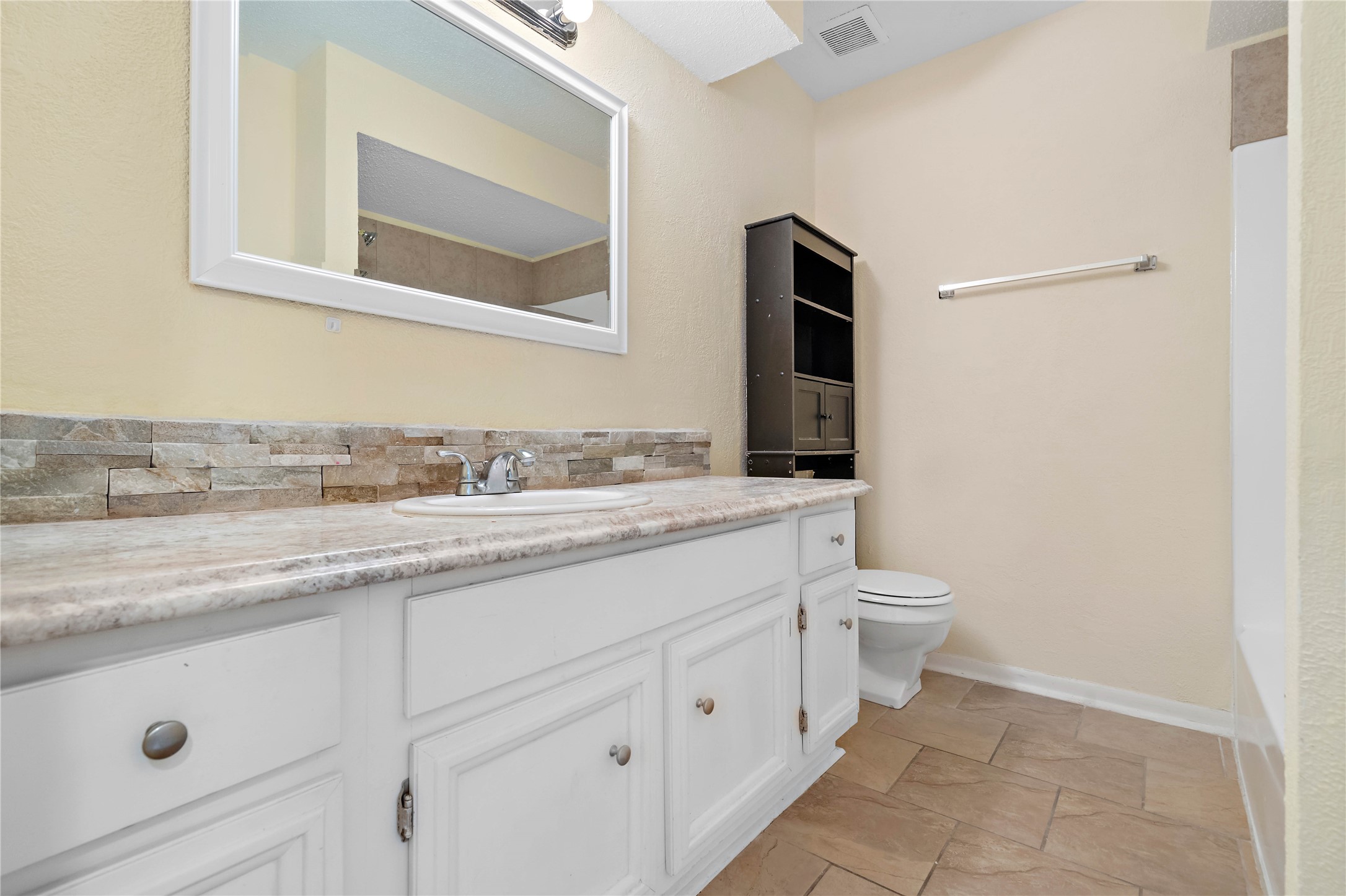 4915 Kentington Drive, Alvin, TX 77511