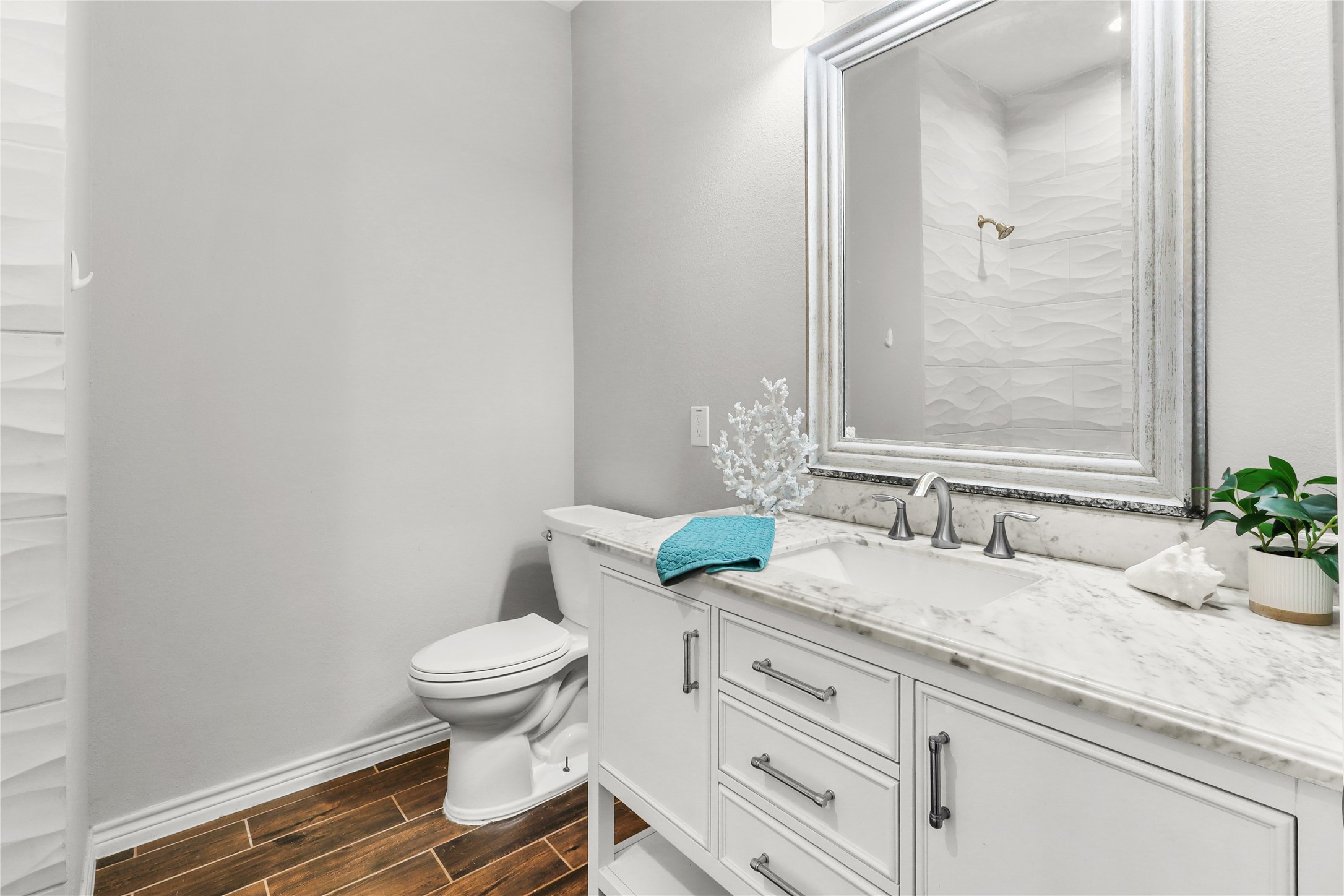 Mater bathroom features shower/tub with upgraded tile work