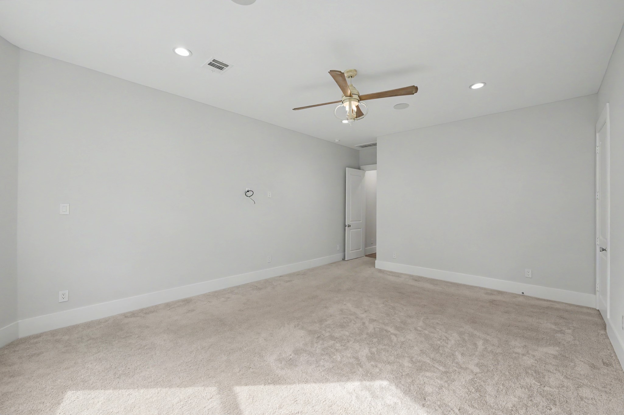 This suite has in ceiling speakers