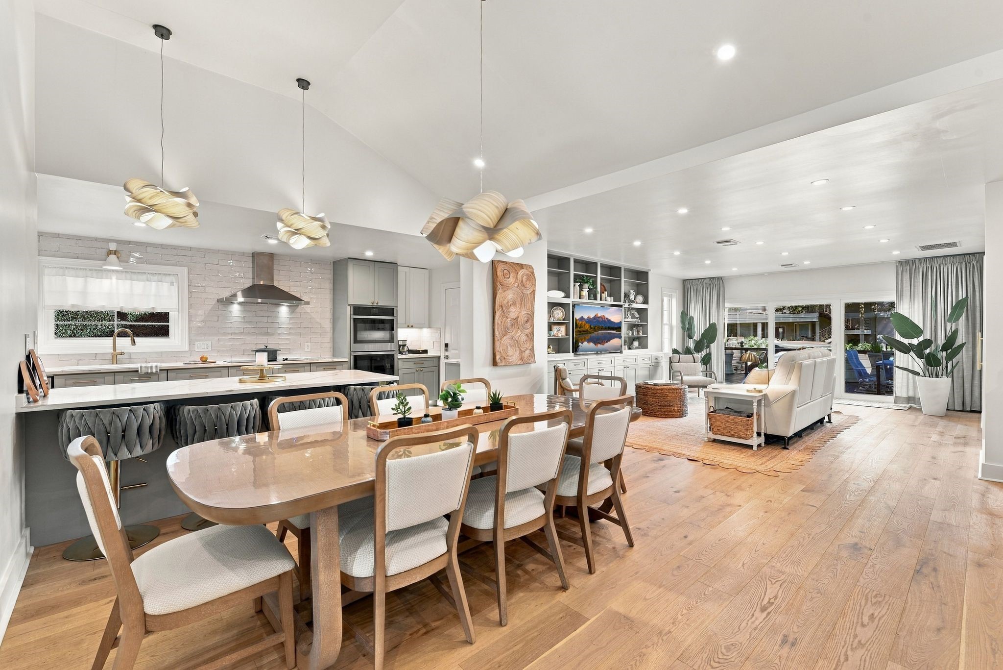 The open floor plan is great for entertaining guests.
