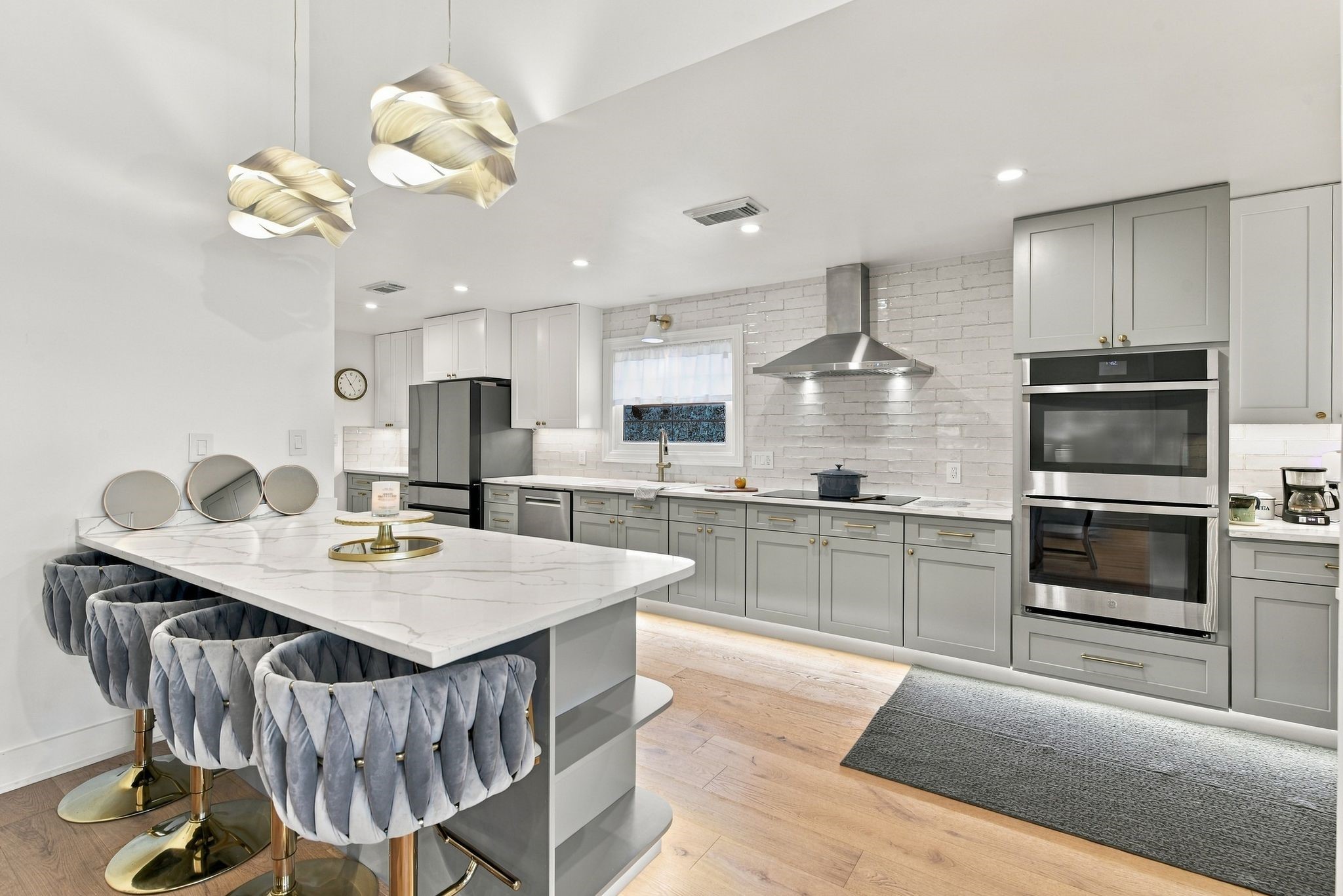 There is a nice breakfast bar in the kitchen.