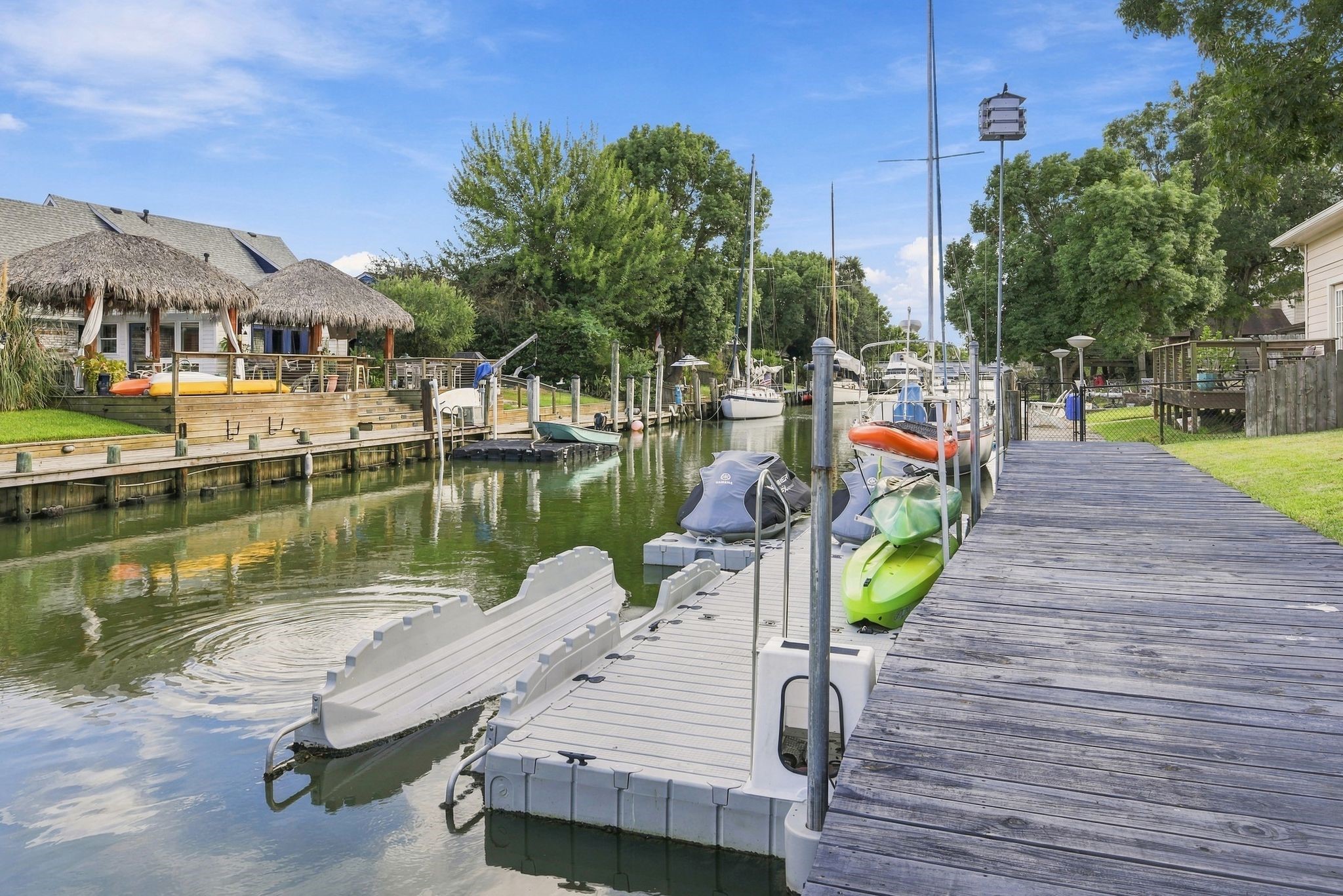 The kayak jet dock conveys with the poperty as well as the kayaks for your paddling or fishing pleassure.