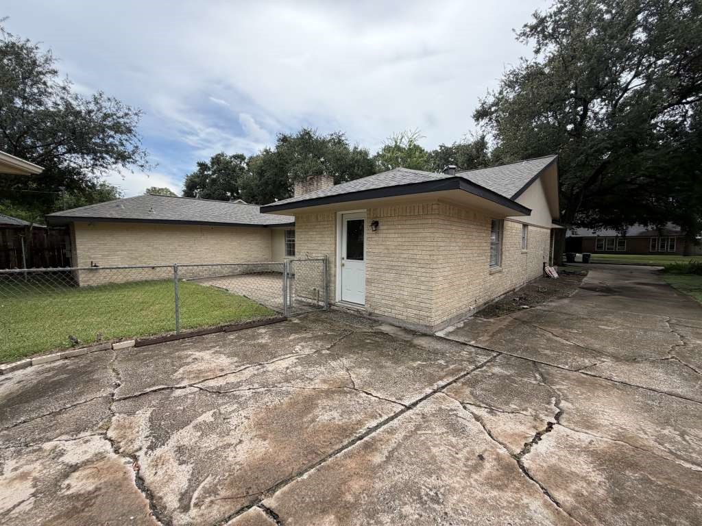 5850 Paisley Street, Houston, TX 77096