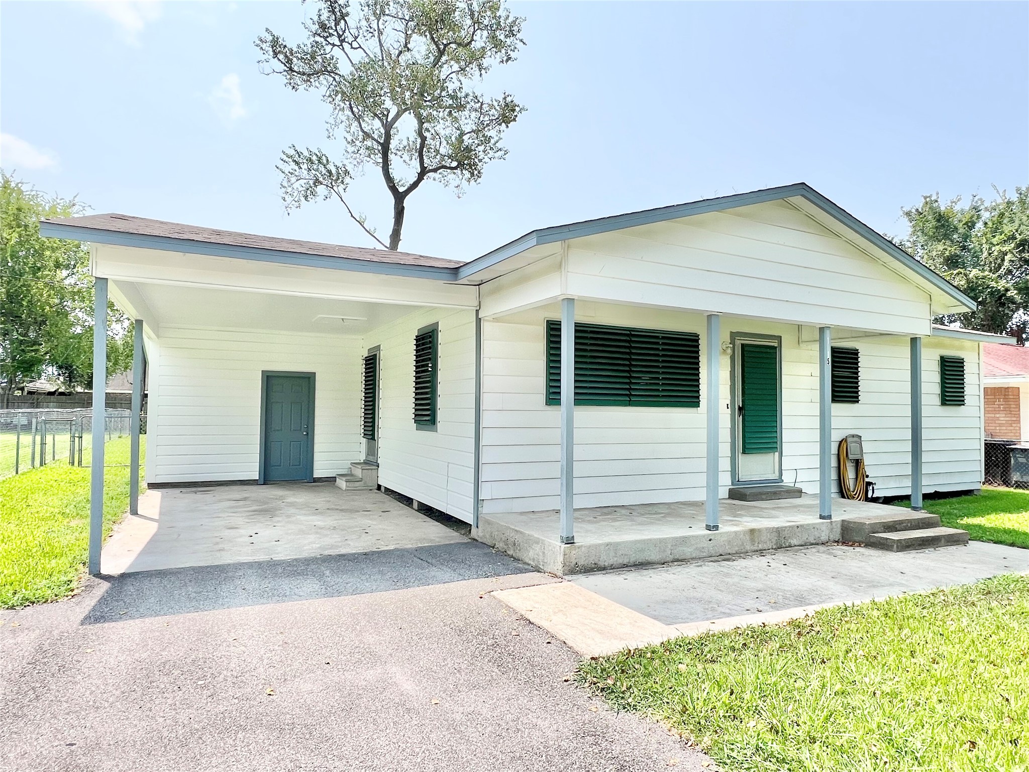 CLEAN & MOVE IN READY!