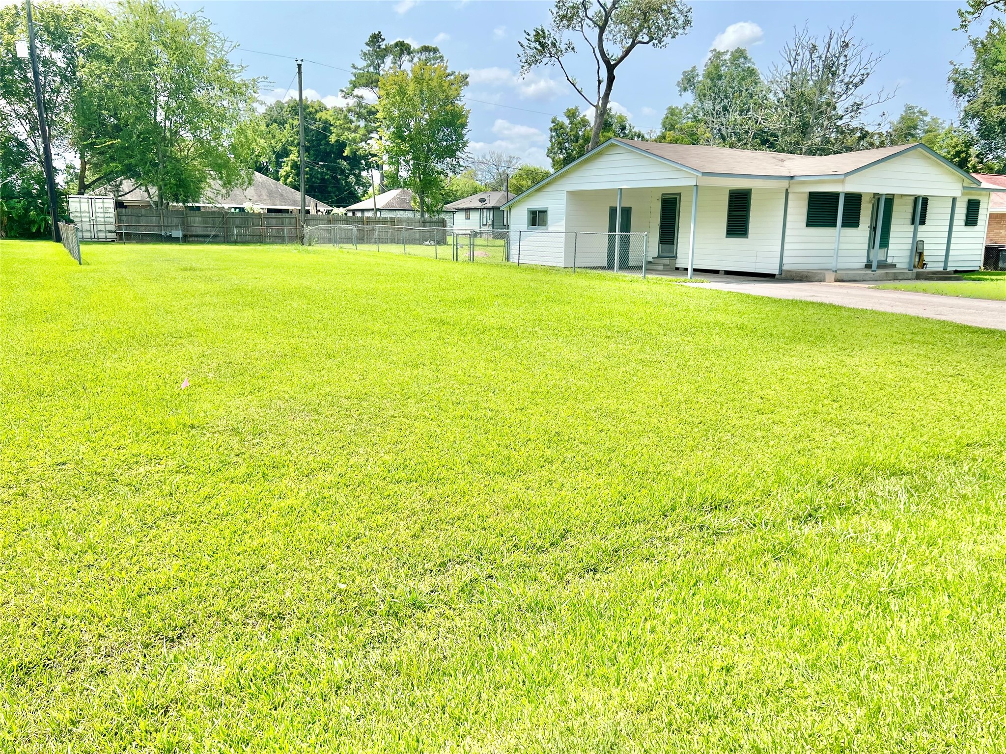 Better view of the Fron of the property that includes this lot on the left.