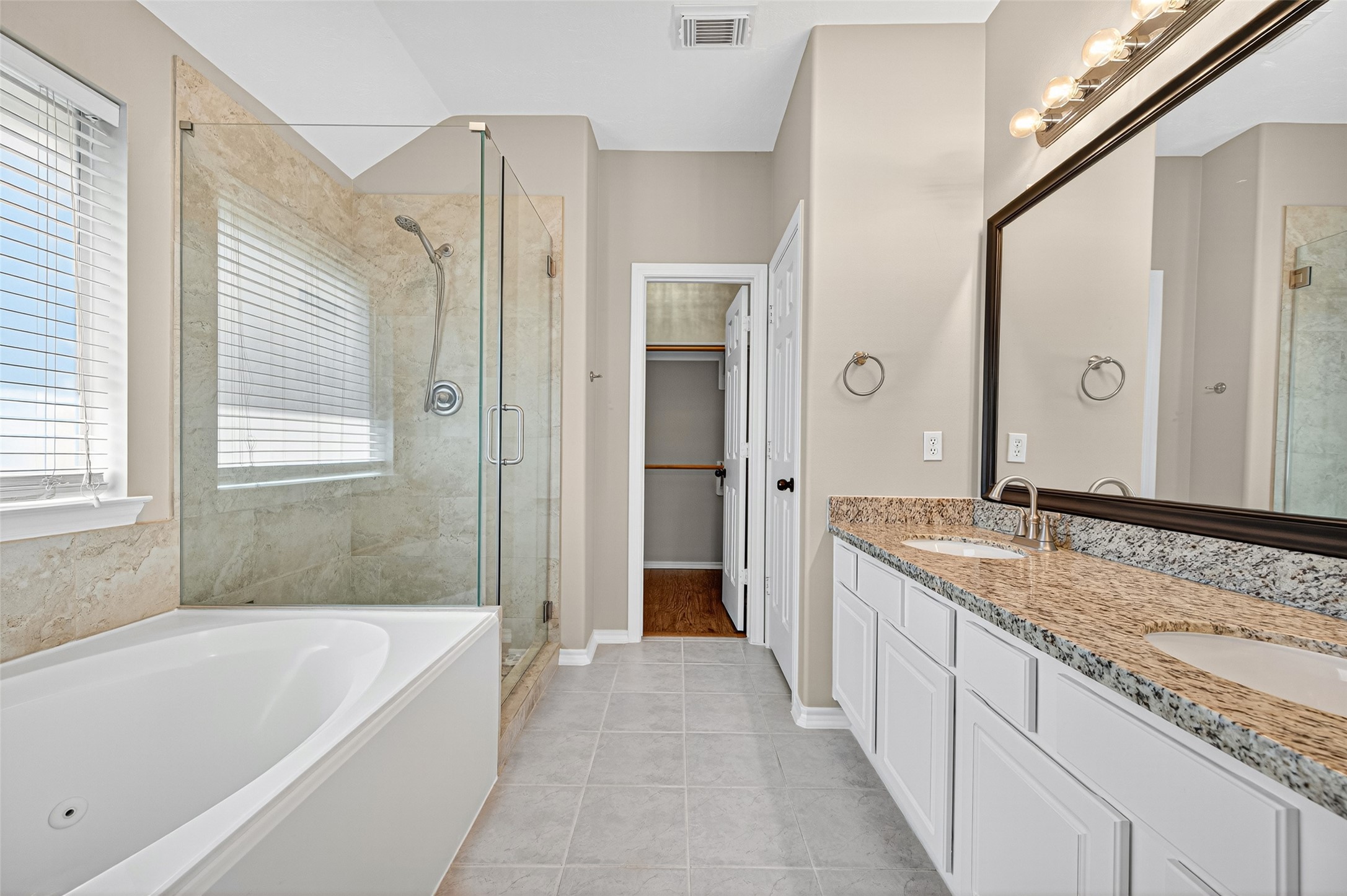 En suite primary bath