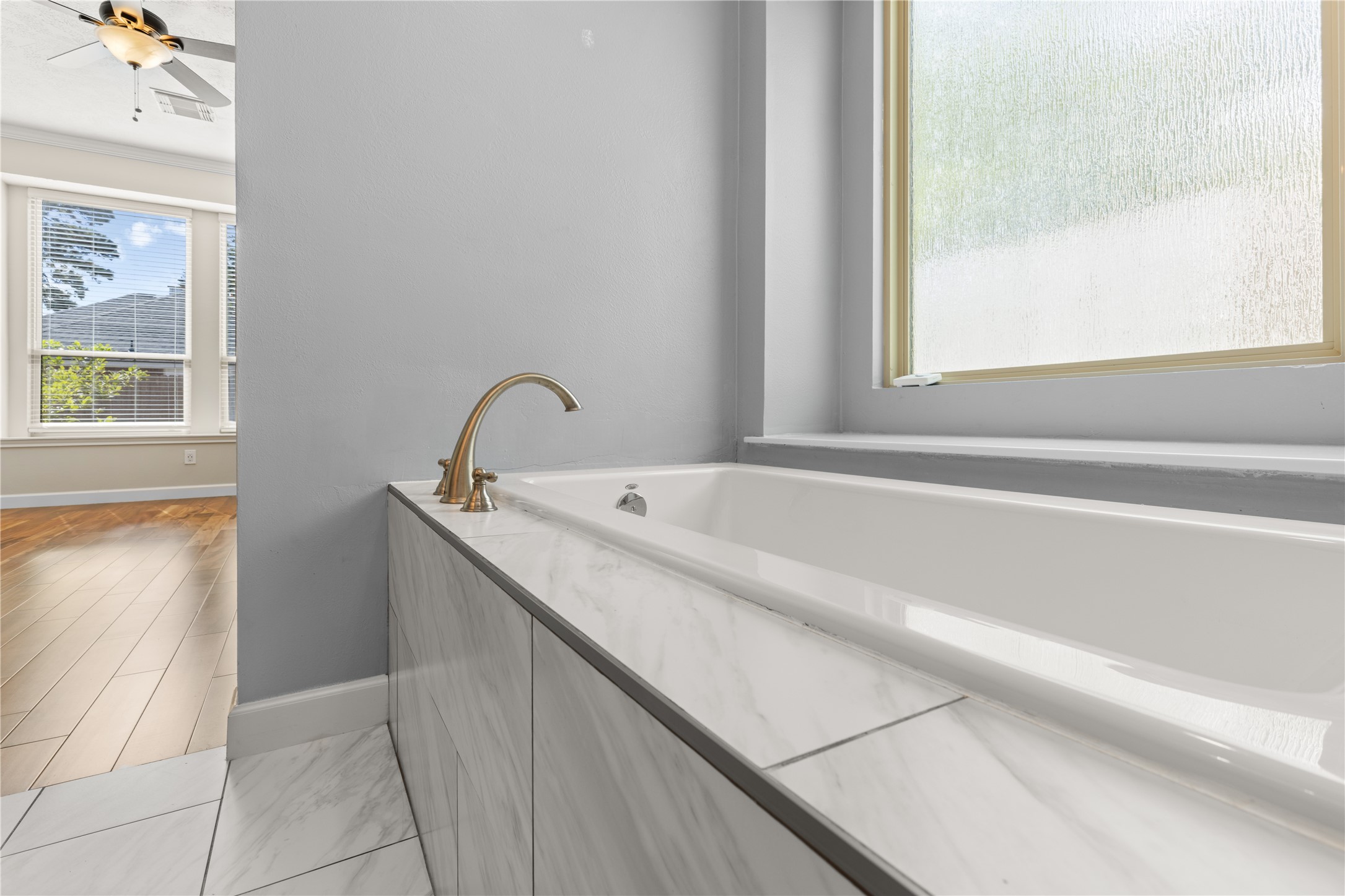 Soaking tub