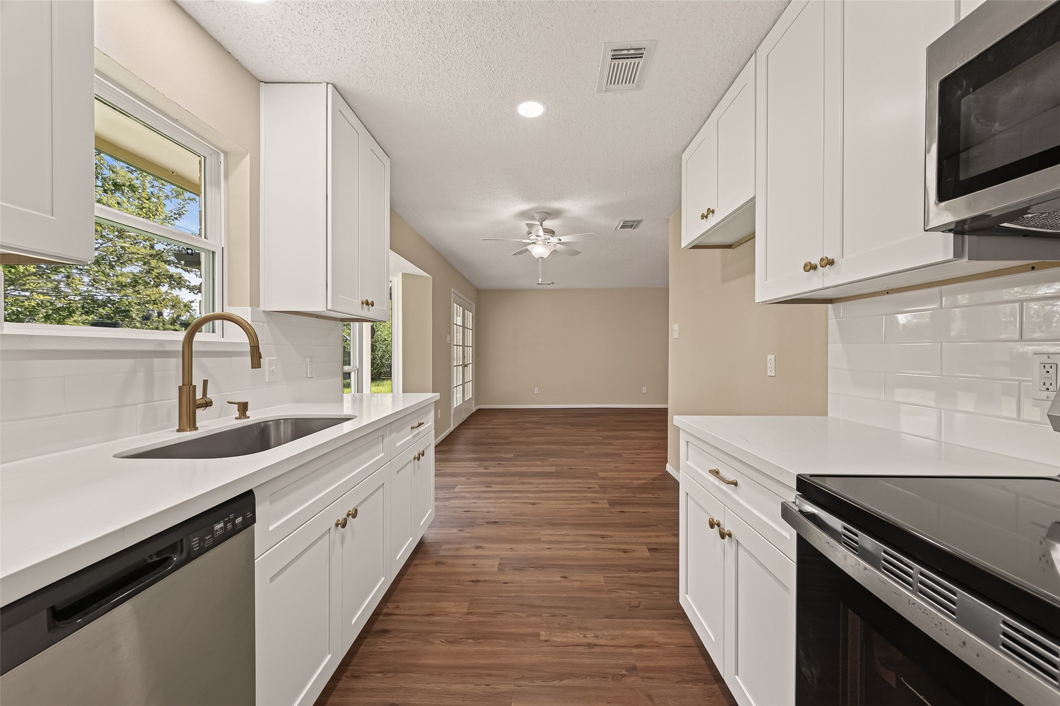 2305 Kingsway Drive, League City, TX 77573