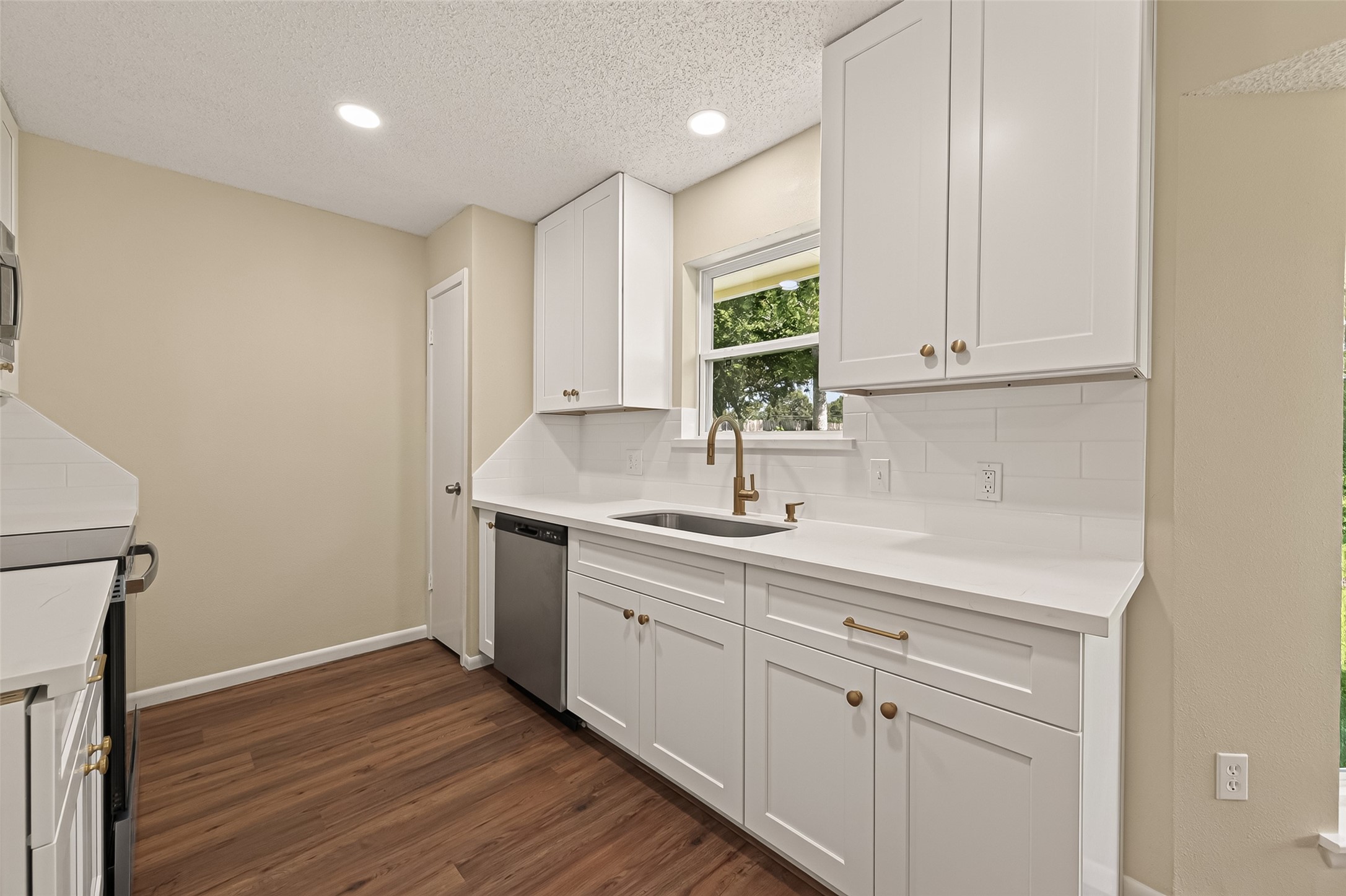 2305 Kingsway Drive, League City, TX 77573