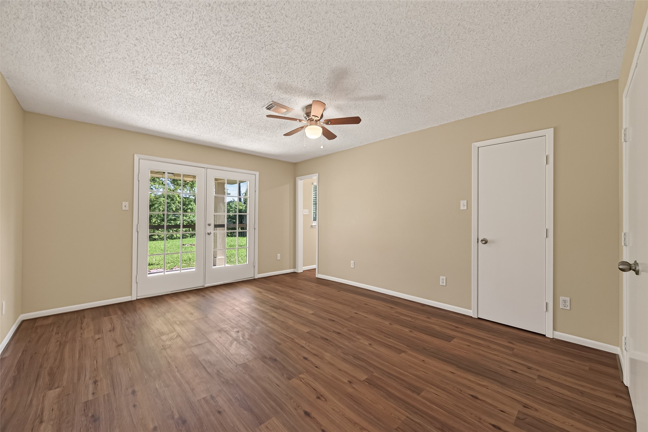 2305 Kingsway Drive, League City, TX 77573