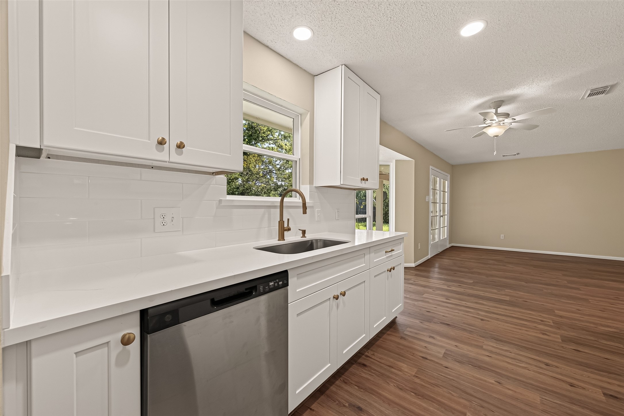 2305 Kingsway Drive, League City, TX 77573