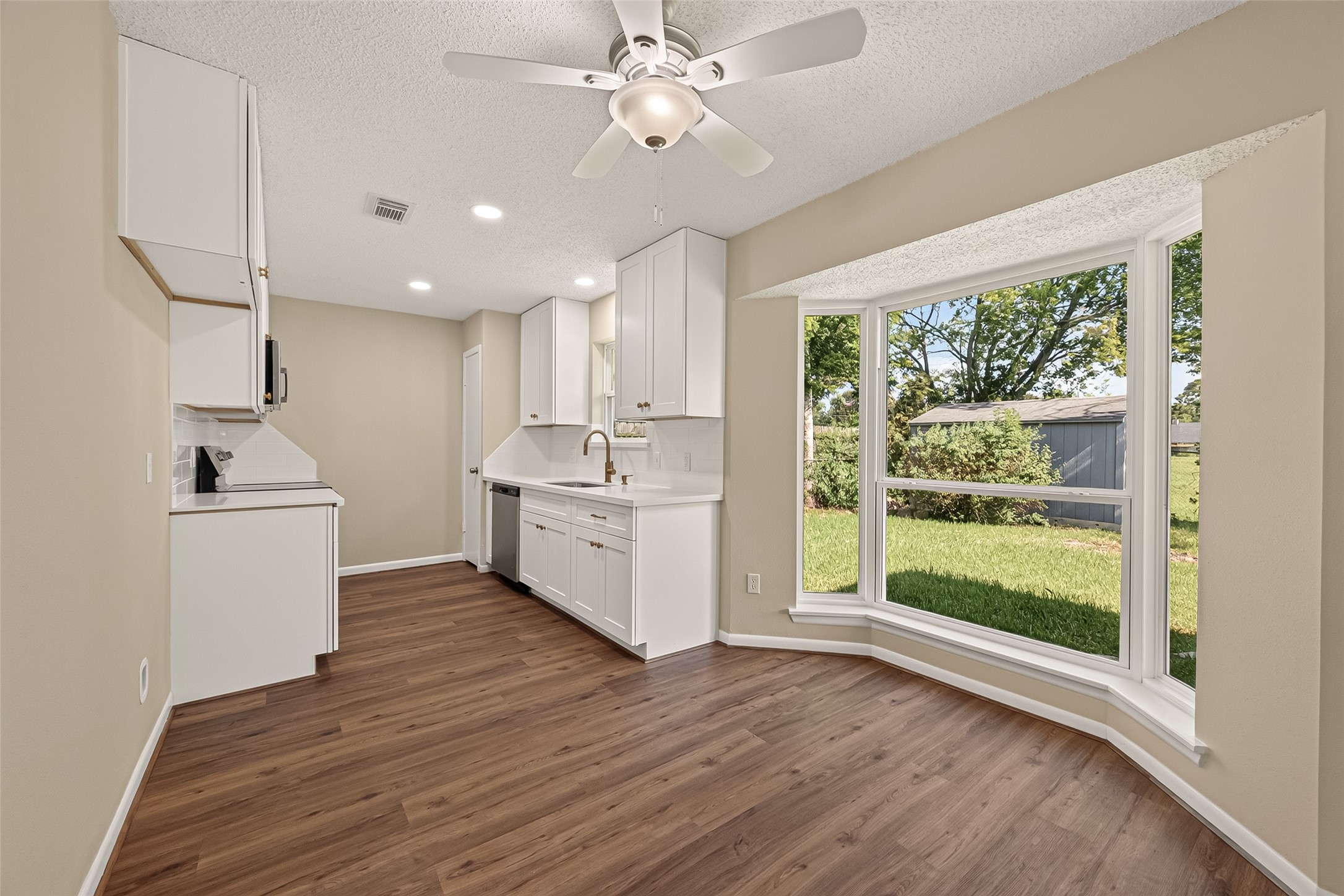 2305 Kingsway Drive, League City, TX 77573