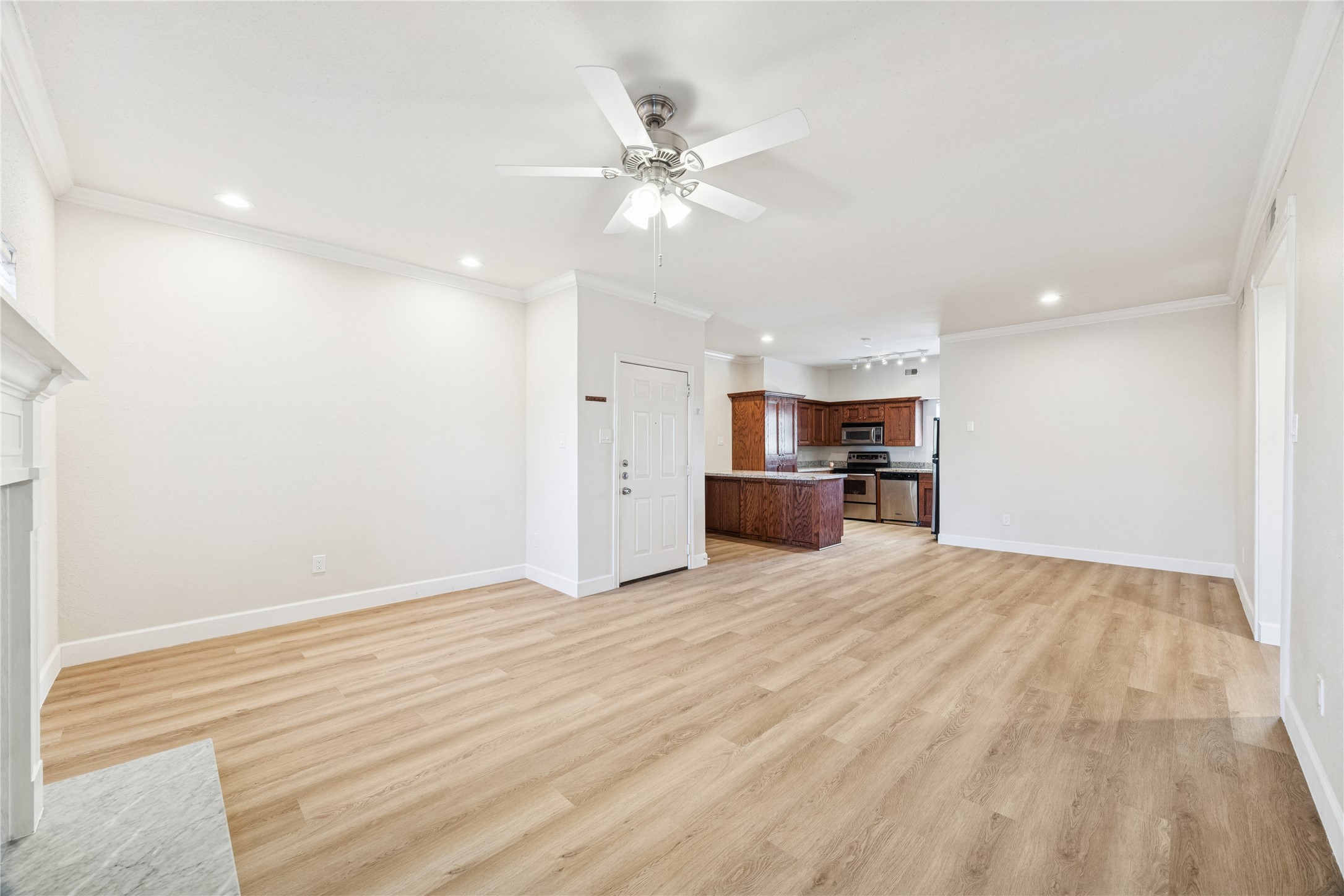 Entrance into open floor plan. Entrance into open floor plan.