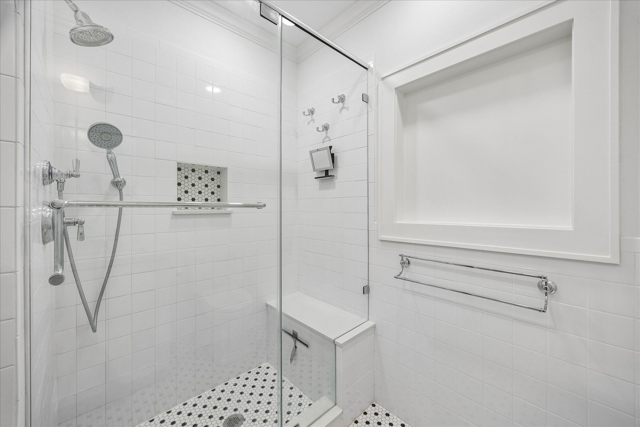 Seamless glass shower