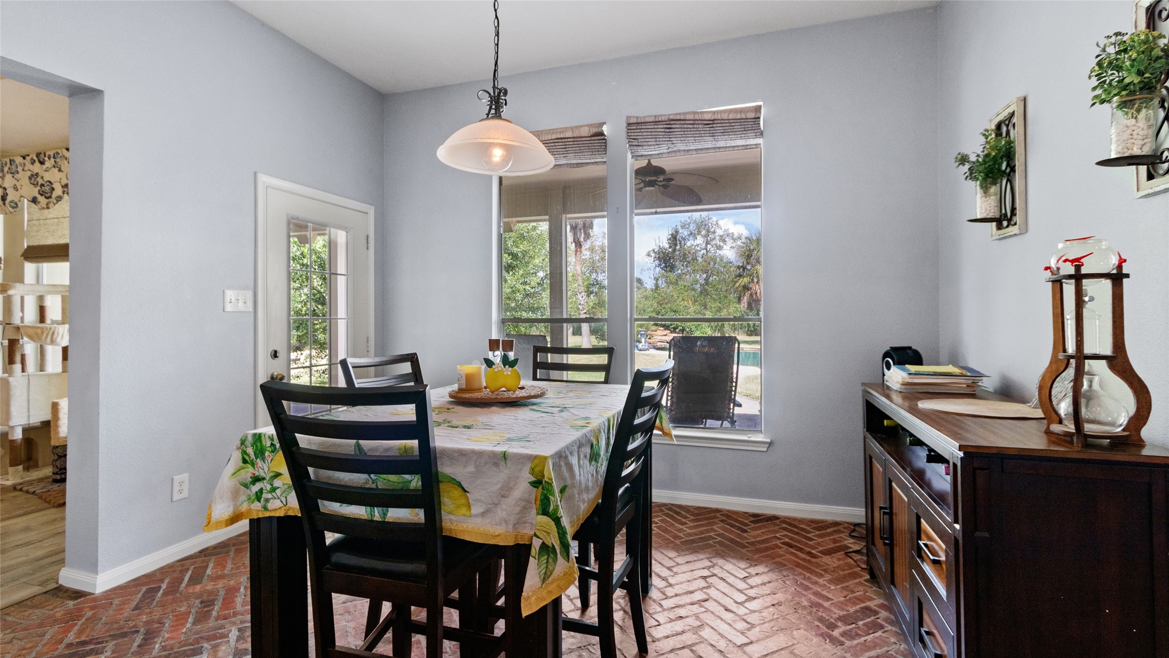 The perfect everyday dining space right off the kitchen.