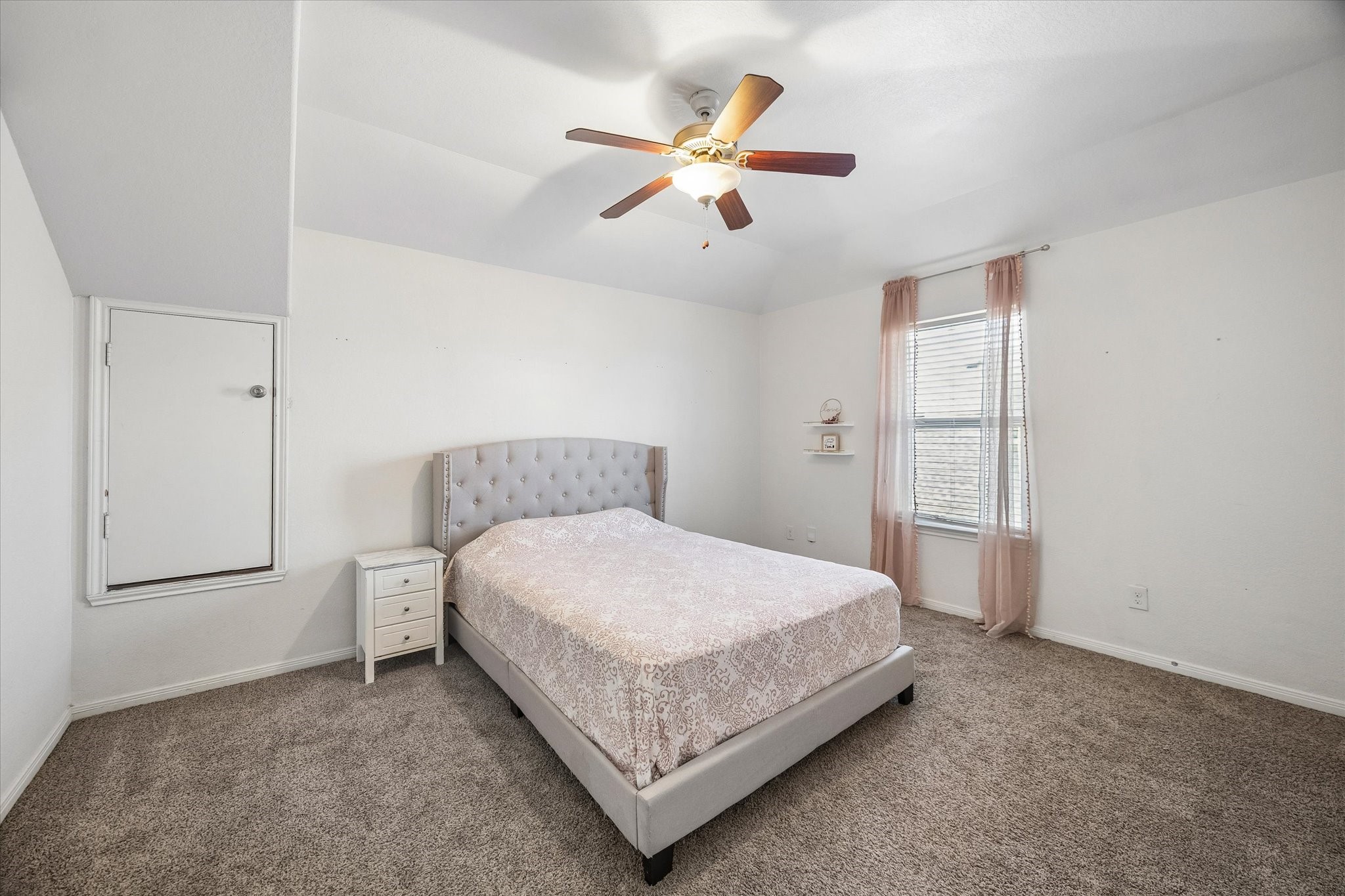 Third spacious guest bedroom.