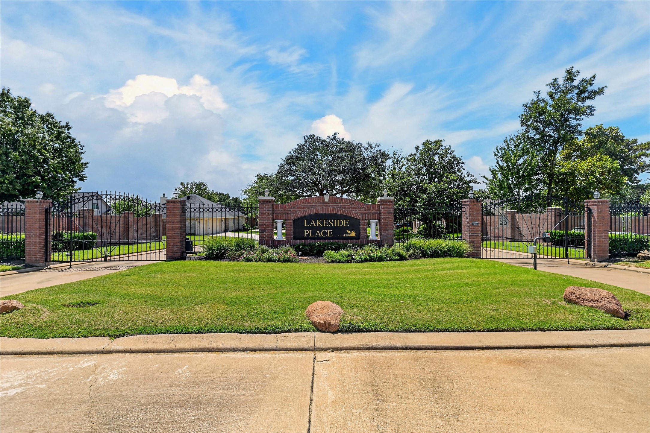 13638 Lakeside Place Drive, Willis, TX 77318