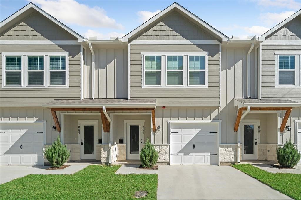 802 N Thompson Street, Conroe, TX 77301 802 N Thompson Street, Conroe, TX 77301