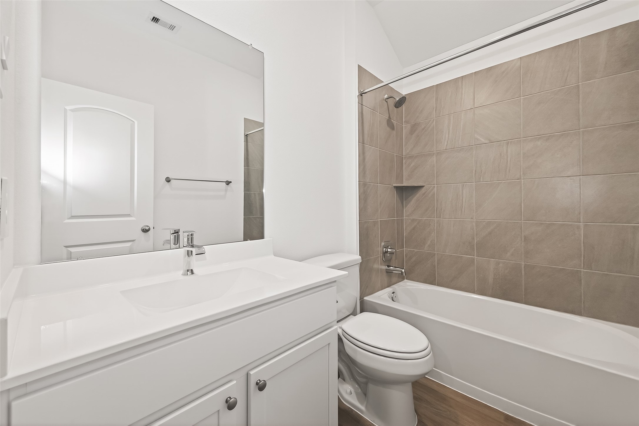 Full bathroom #2