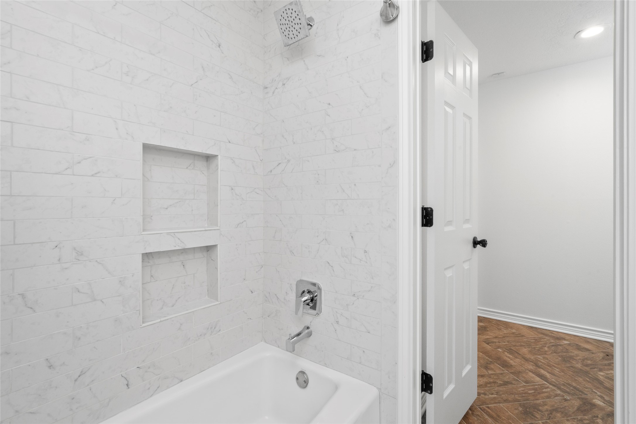 Secondary bath includes tub and shower nooks