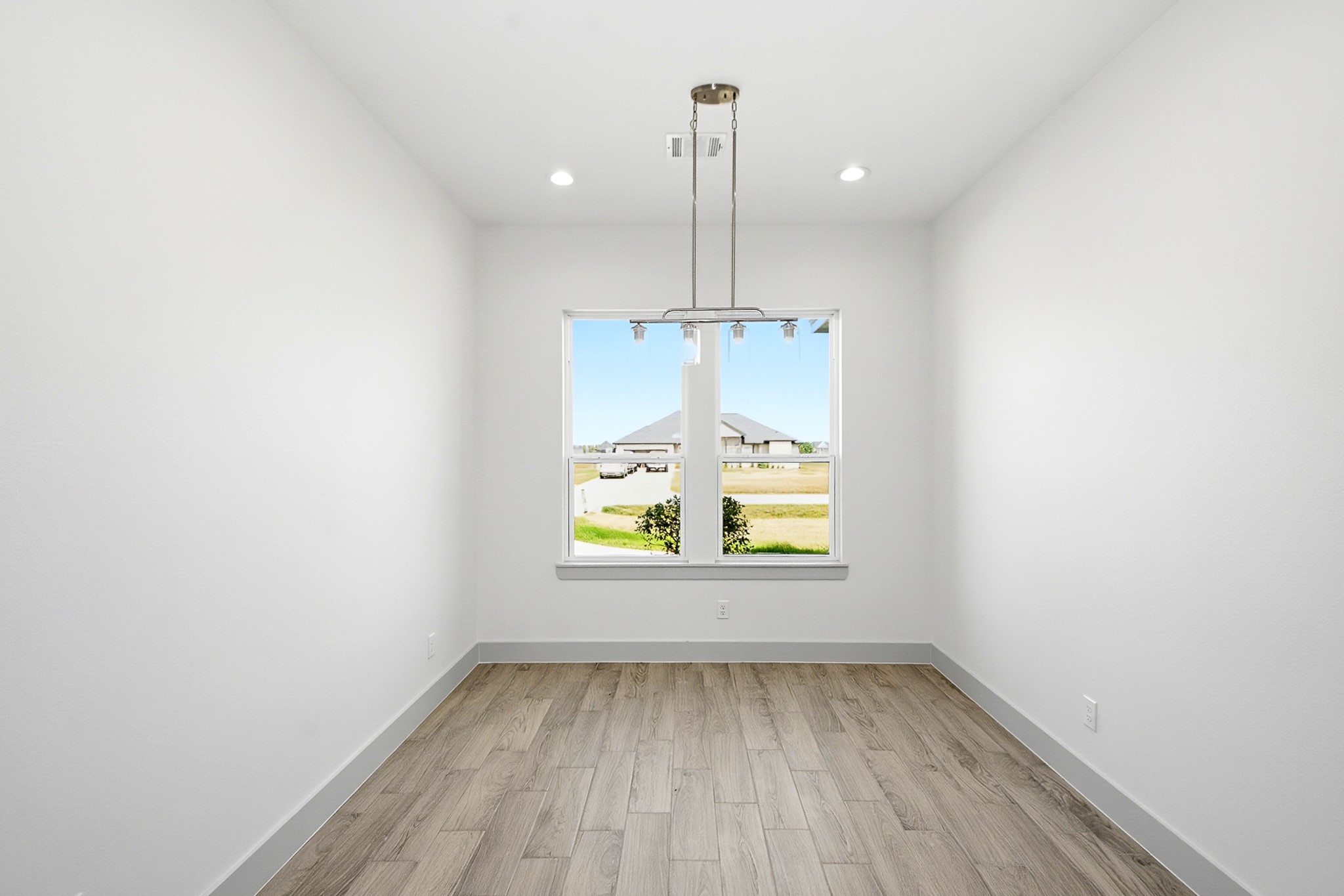 10.5x10.5 Dining area with open concept to the kitchen and living space.
