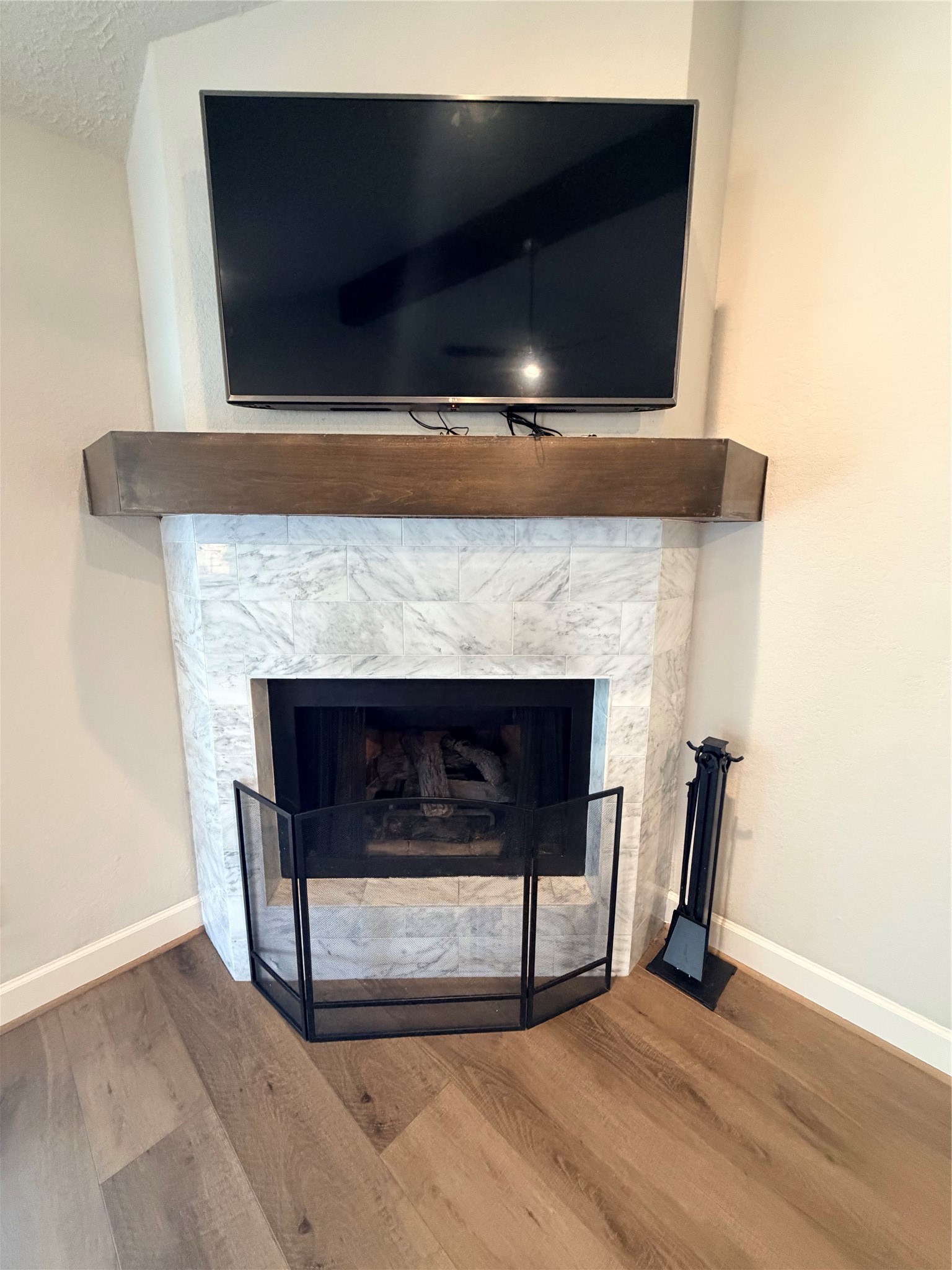 Gaslog fireplace with marble surround