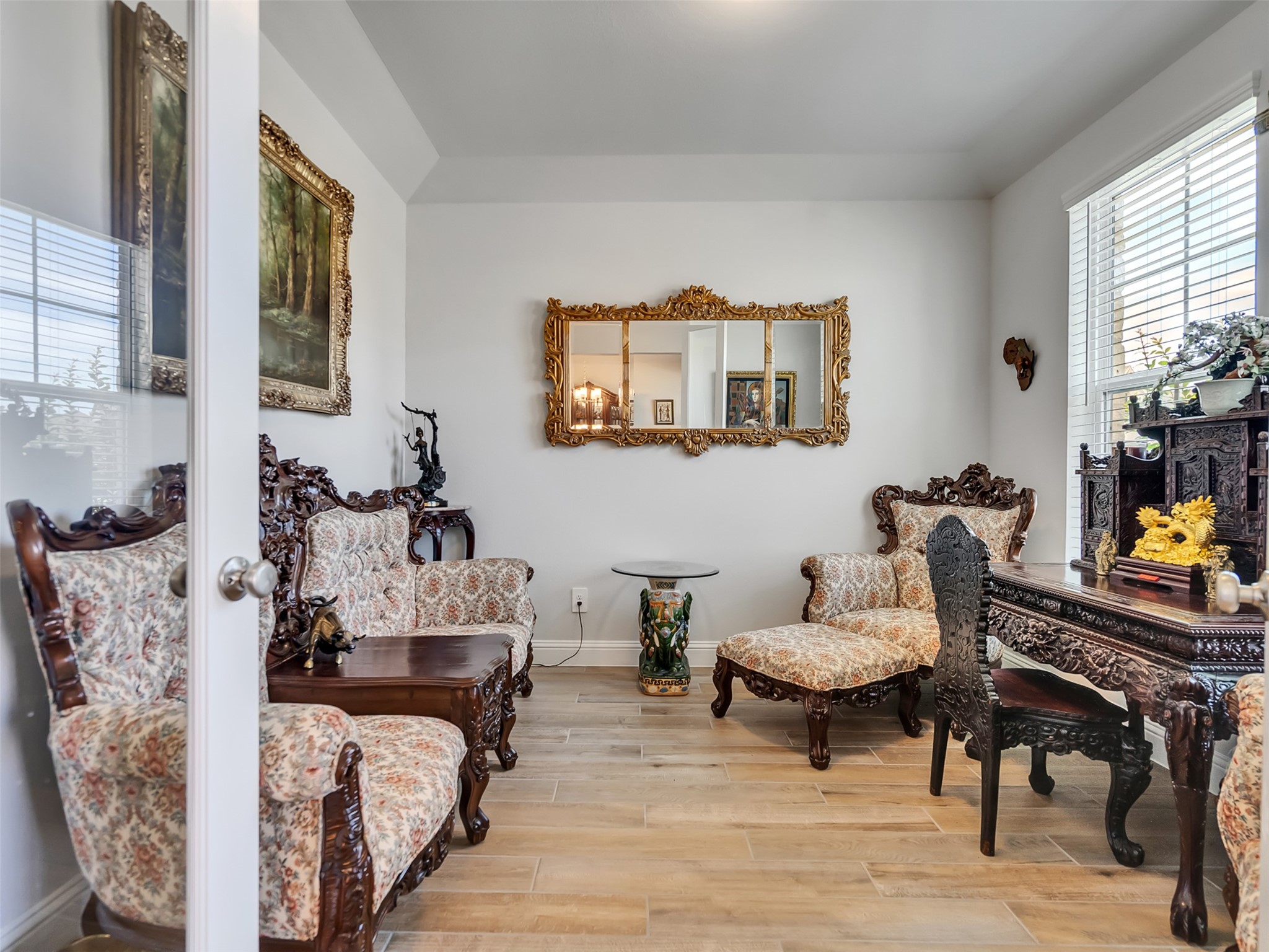 Formal living/office space with glass 



Formal living/office space with glass French doors