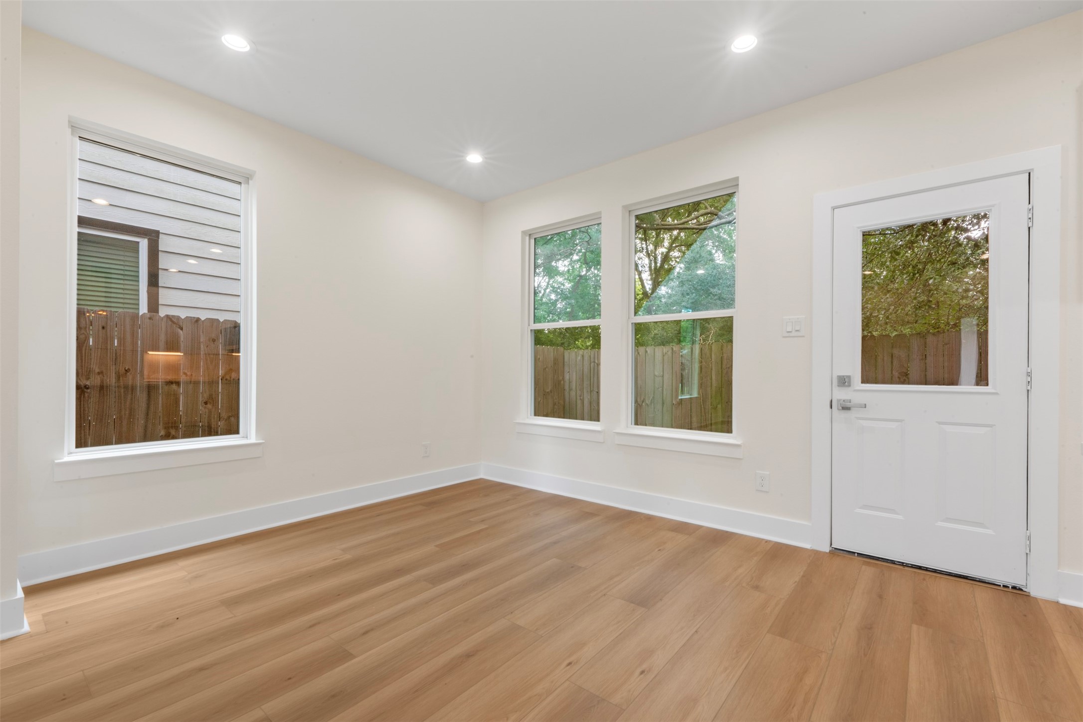 1275 Dewalt Street, Houston, TX 77088