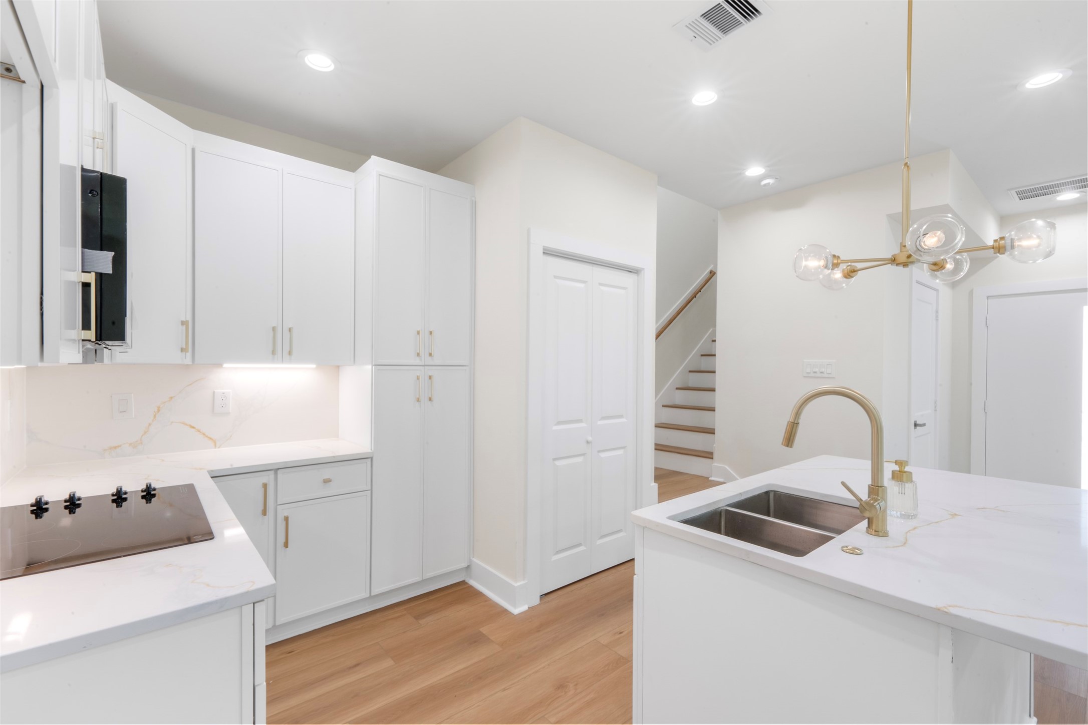1275 Dewalt Street, Houston, TX 77088