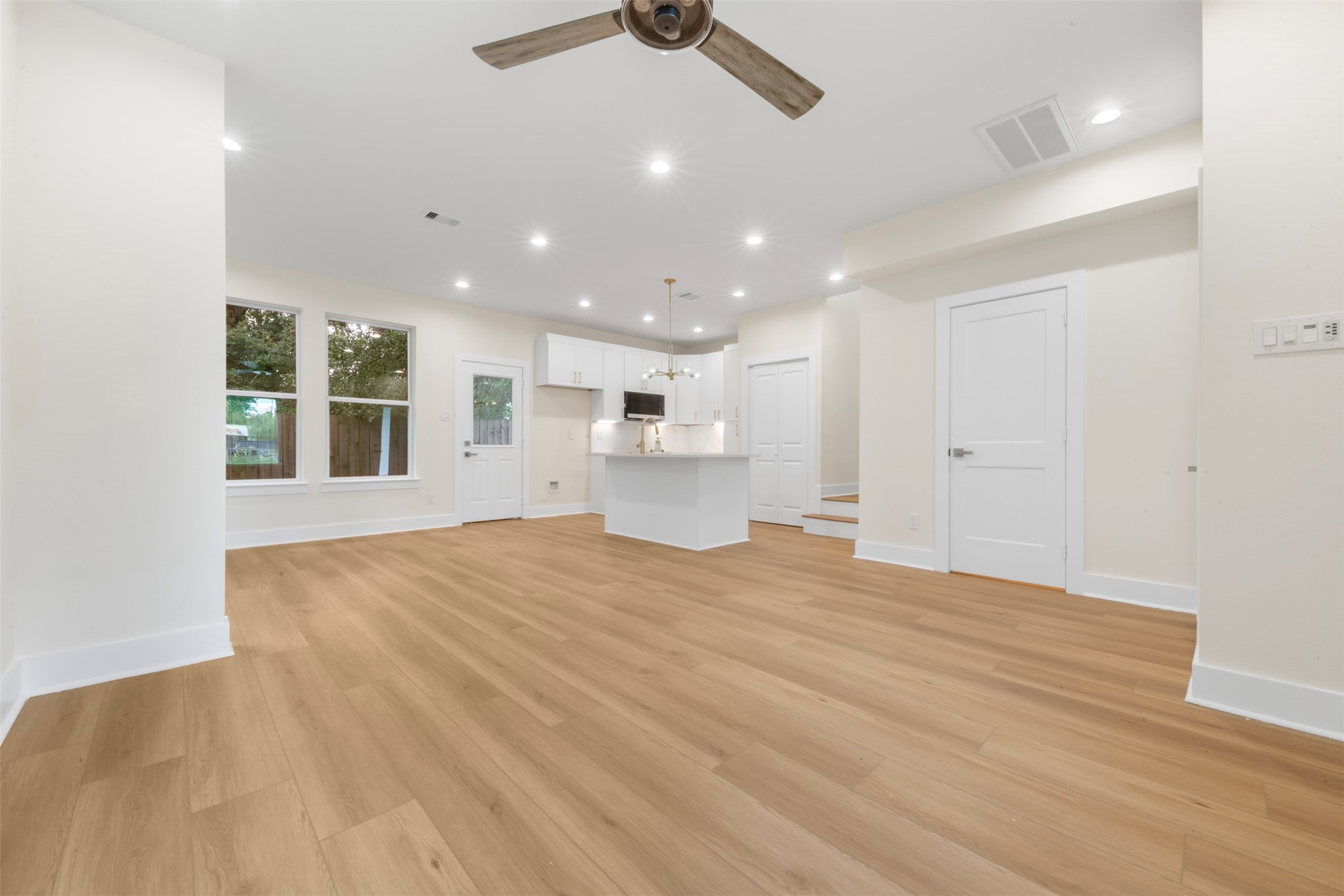 1275 Dewalt Street, Houston, TX 77088