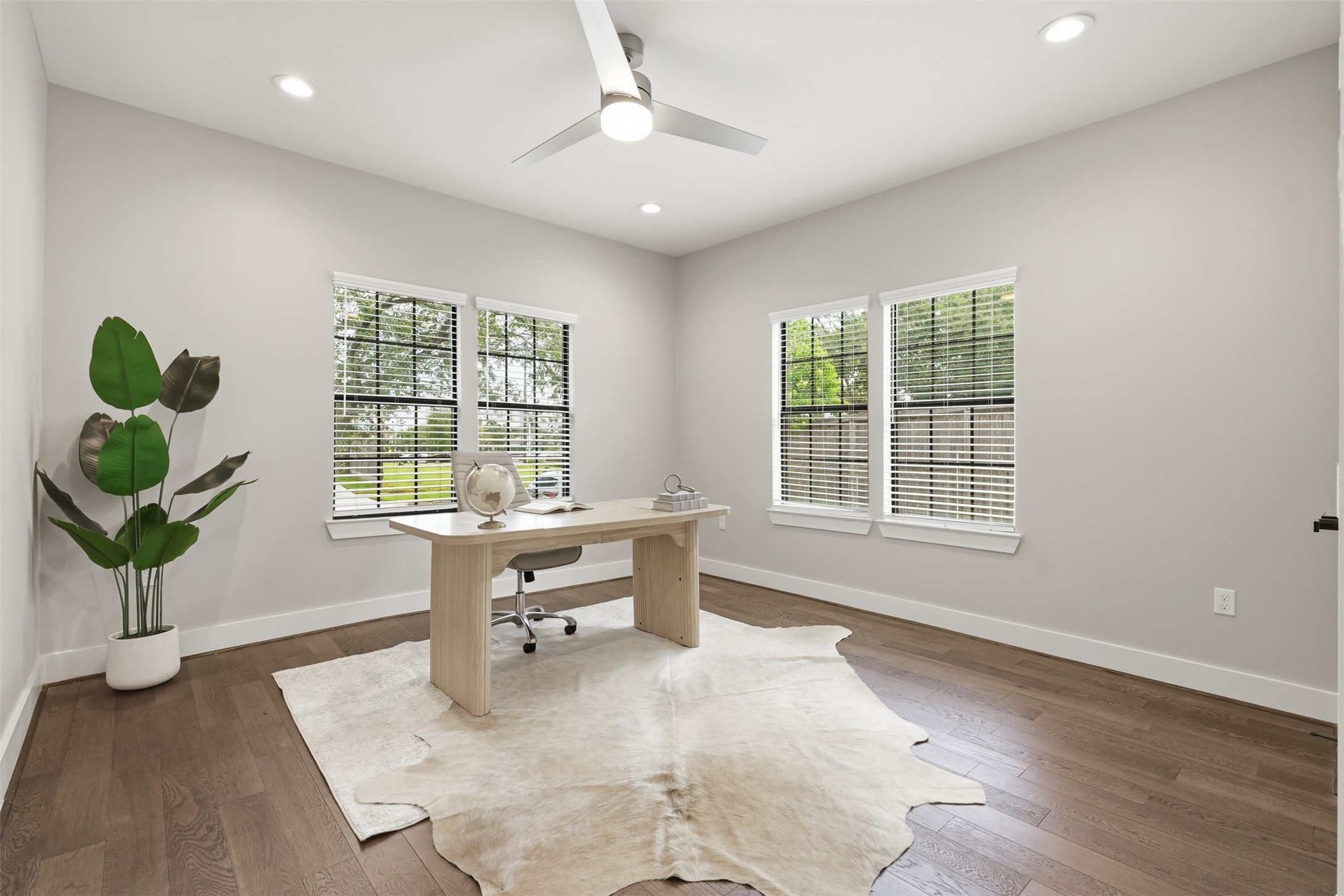 Bright and versatile room, perfect for a home office or guest bedroom
