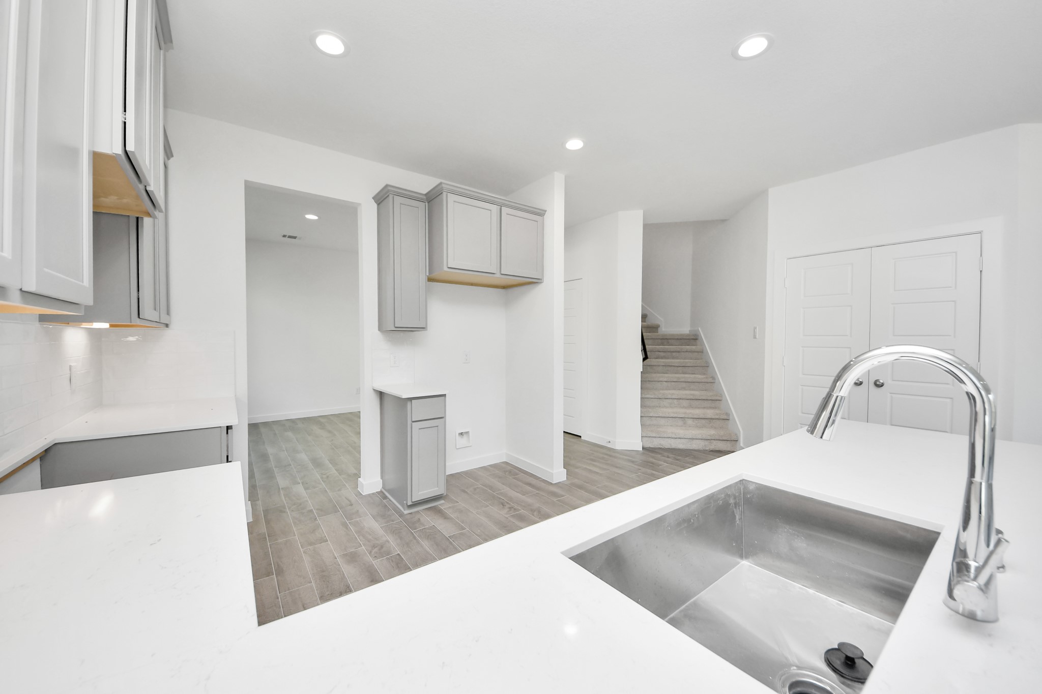 The extended counter area adds both practicality and style, making meal preparation a breeze. Every detail is thoughtfully designed to enhance the kitchen's functionality and aesthetic appeal.