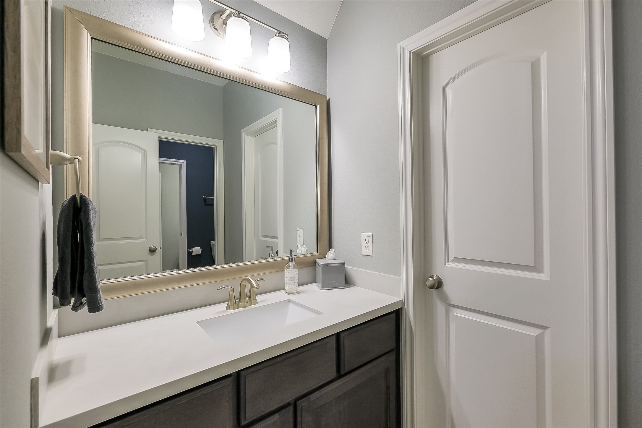 Hollywood bathroom shared between two upstairs bedrooms. With sleek quartz counters, framed mirrors and undermounted sinks, the secondary bathrooms feature the same quality of finishes as the rest of the house.