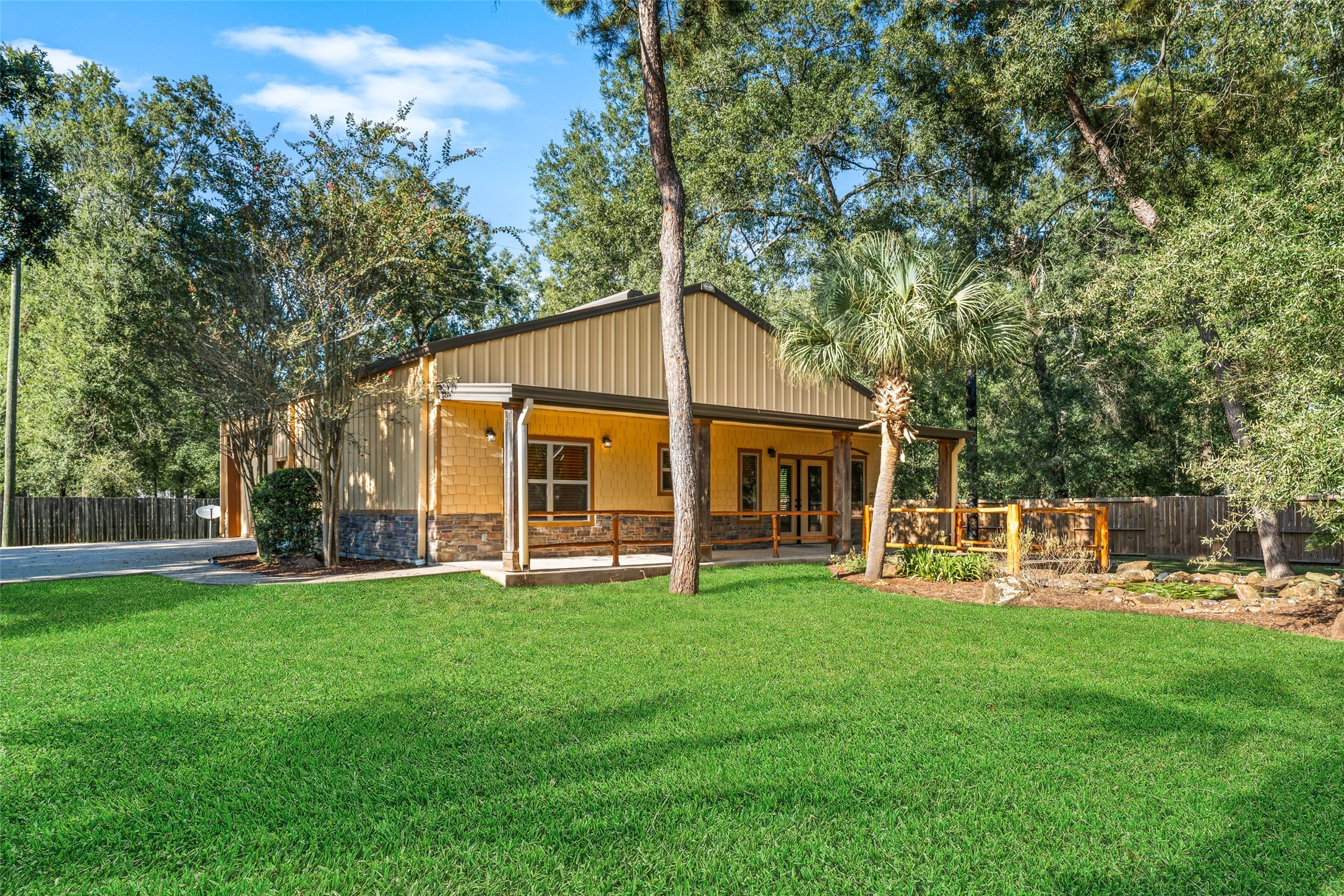 Charming outbuilding with a fully detached guest house, perfect for hosting visitors or creating a private retreat.