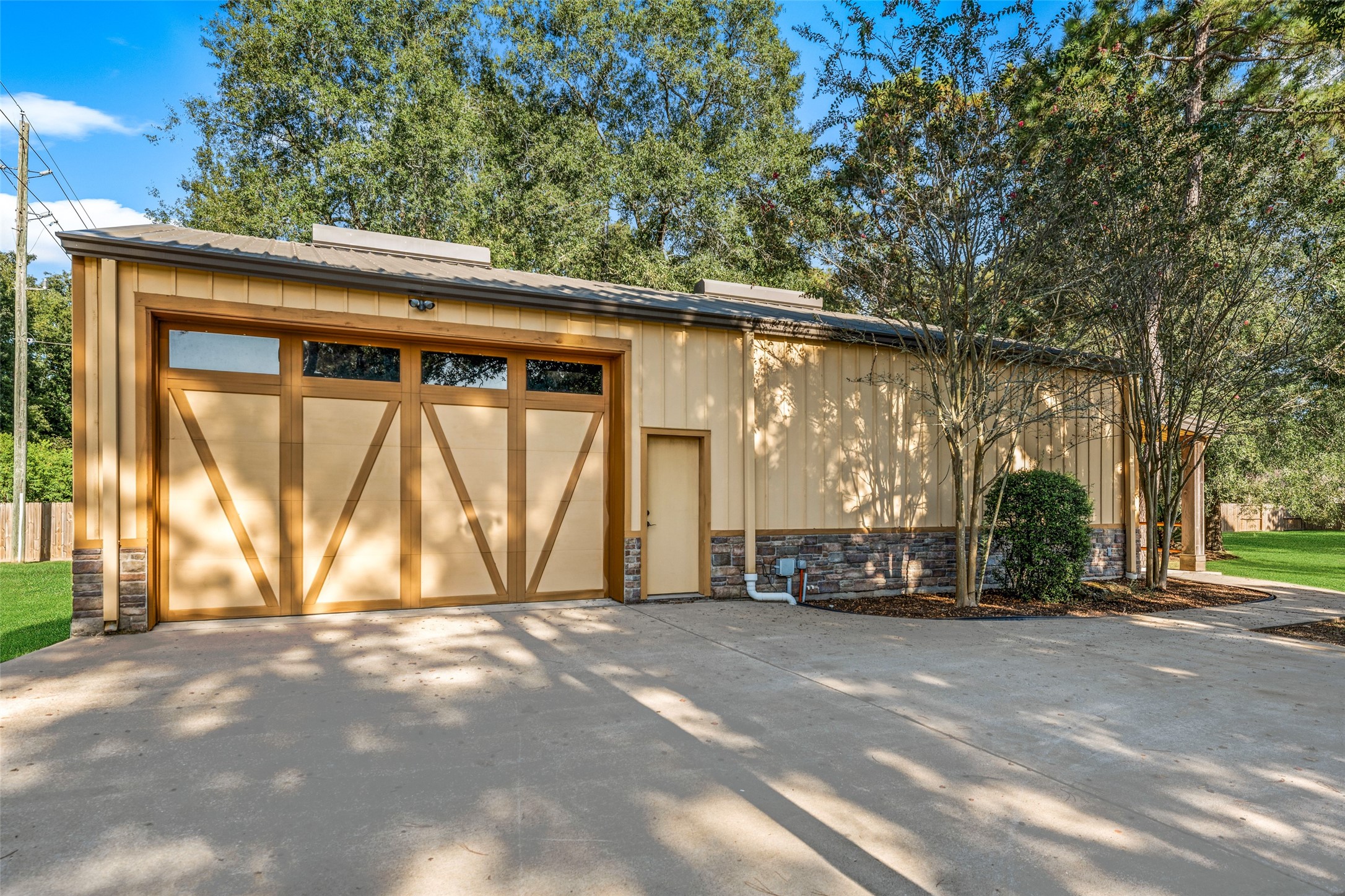 Spacious outbuilding perfect for a workshop or storing 4-6 cars, featuring convenient dual-side access.