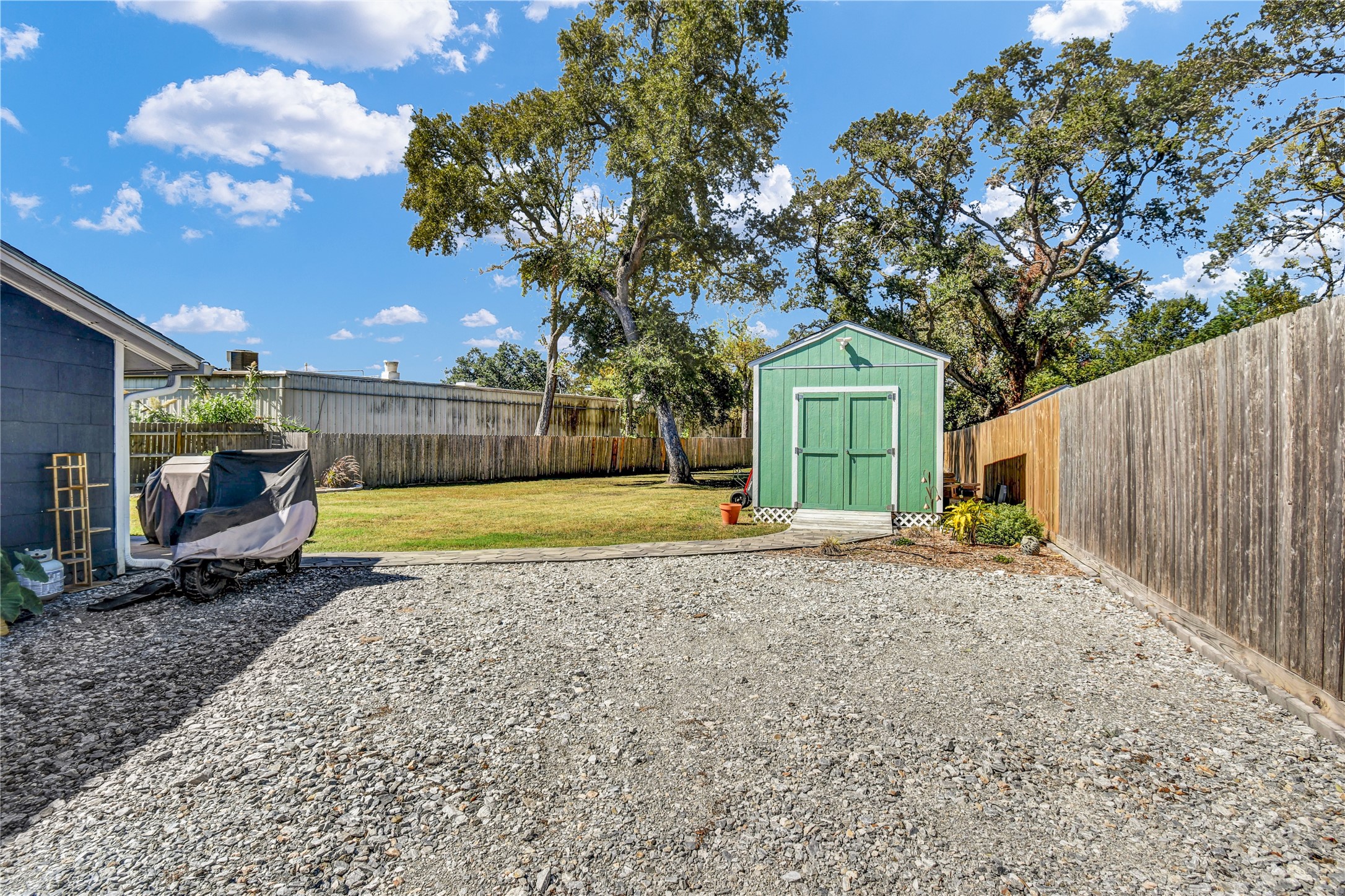 428 S Lazy Lane, Clute, TX 77531