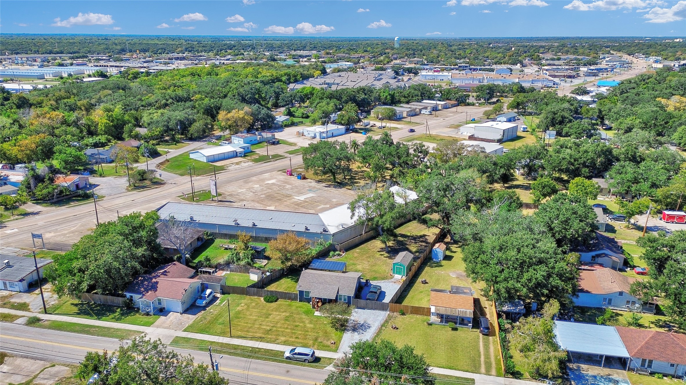 428 S Lazy Lane, Clute, TX 77531