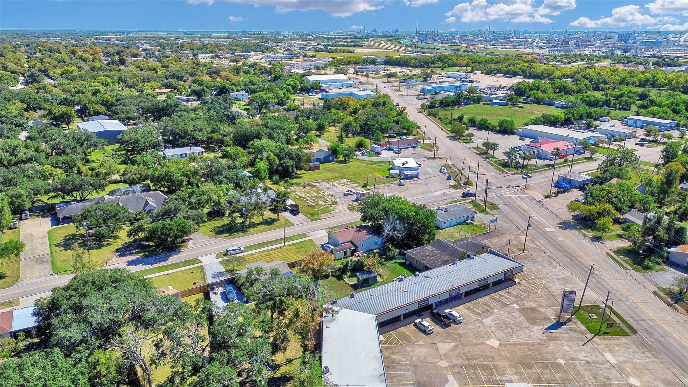 428 S Lazy Lane, Clute, TX 77531