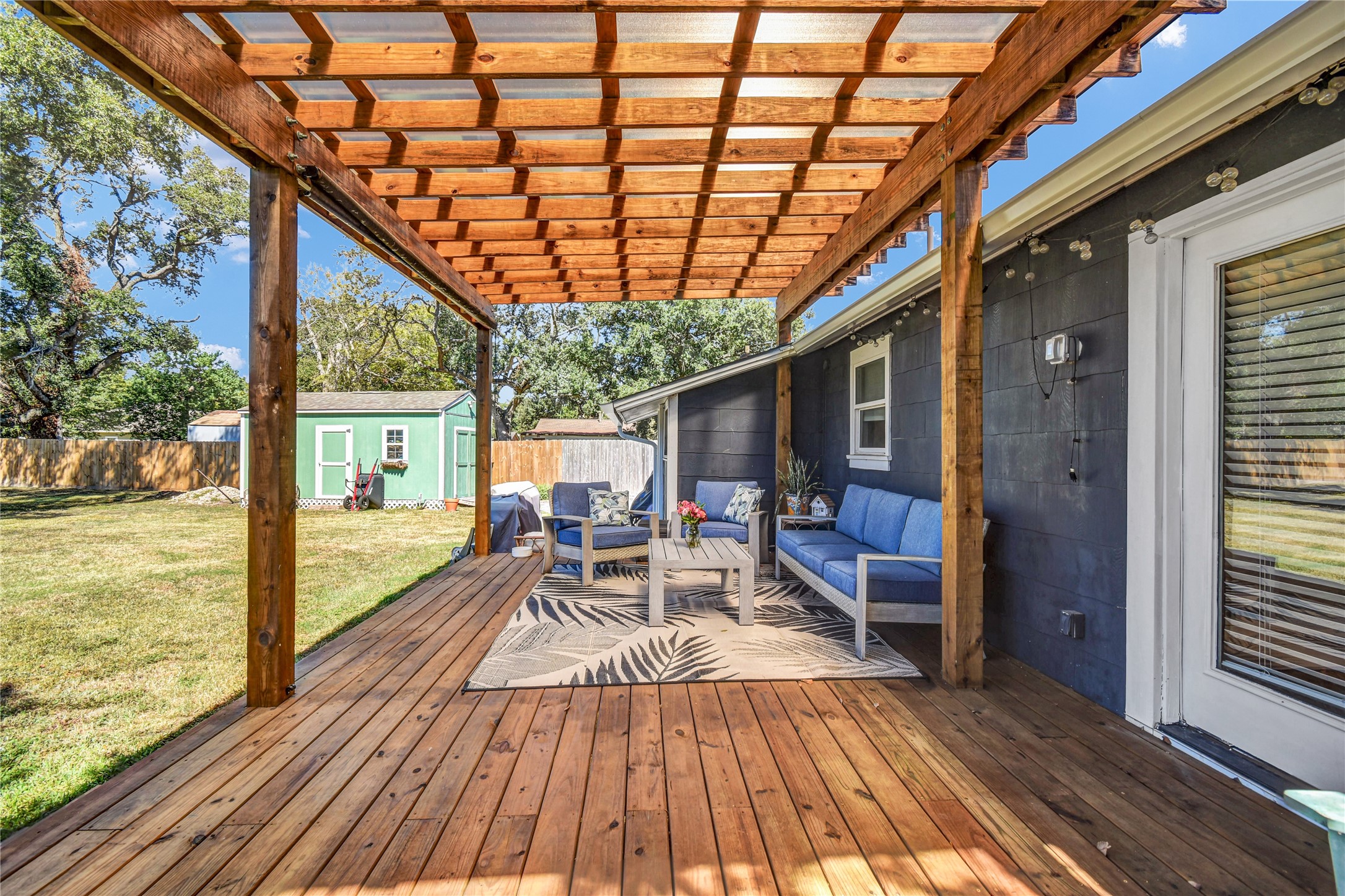 428 S Lazy Lane, Clute, TX 77531