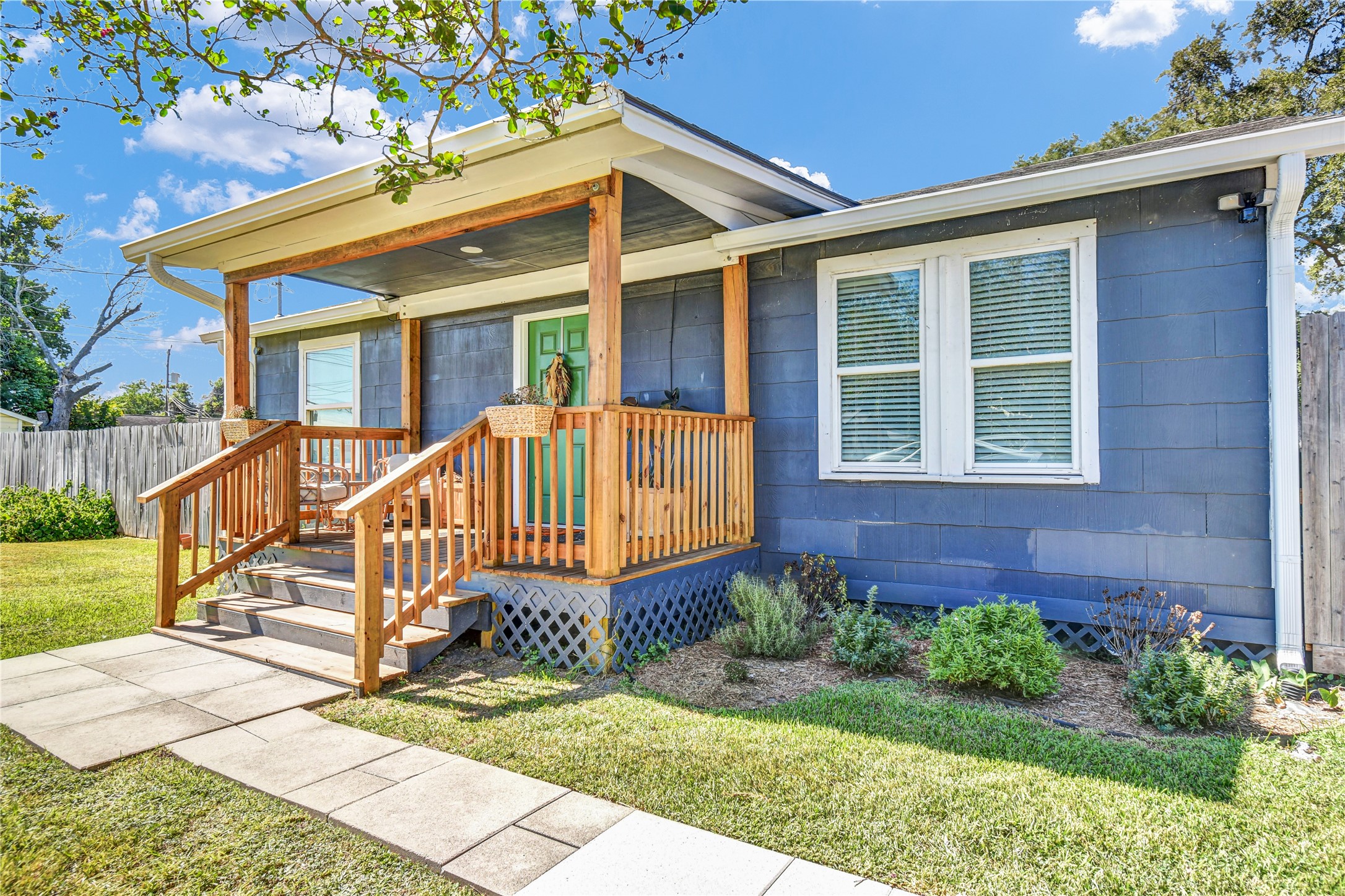 428 S Lazy Lane, Clute, TX 77531