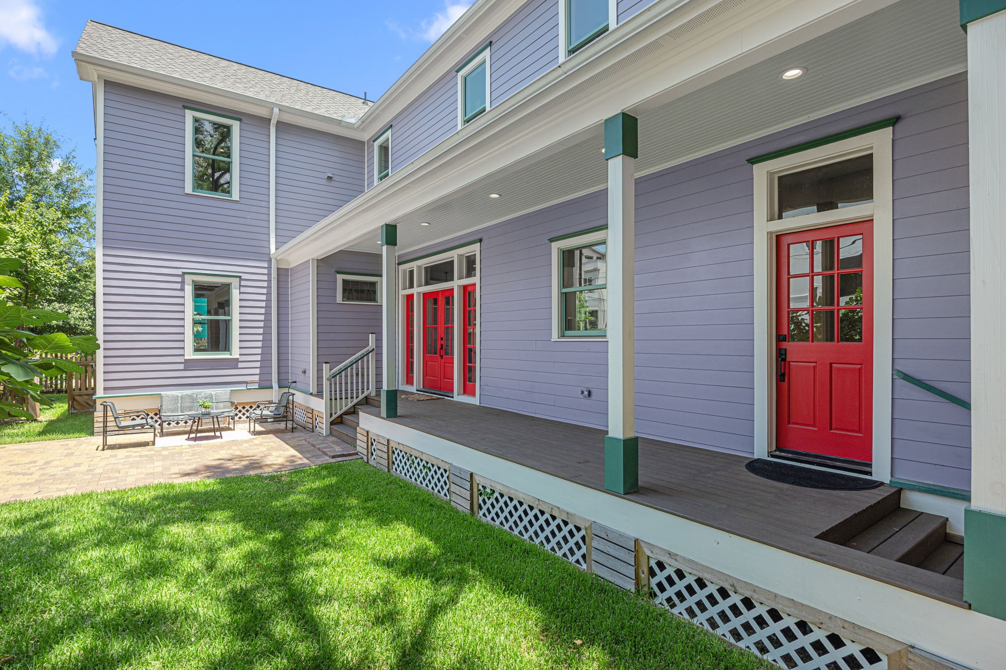 The pool size yard and corner lot offers lots of flexibility, currently setup as partially pavered and partially grassed.