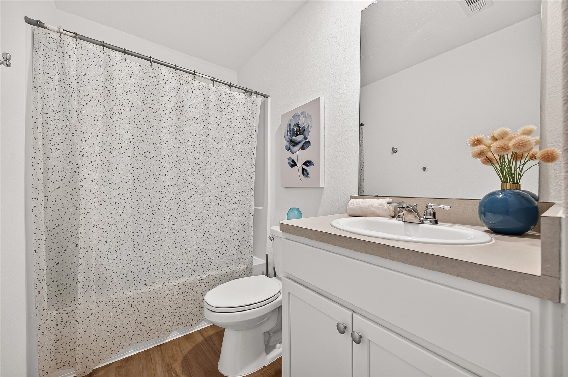 Upstairs secondary bathroom