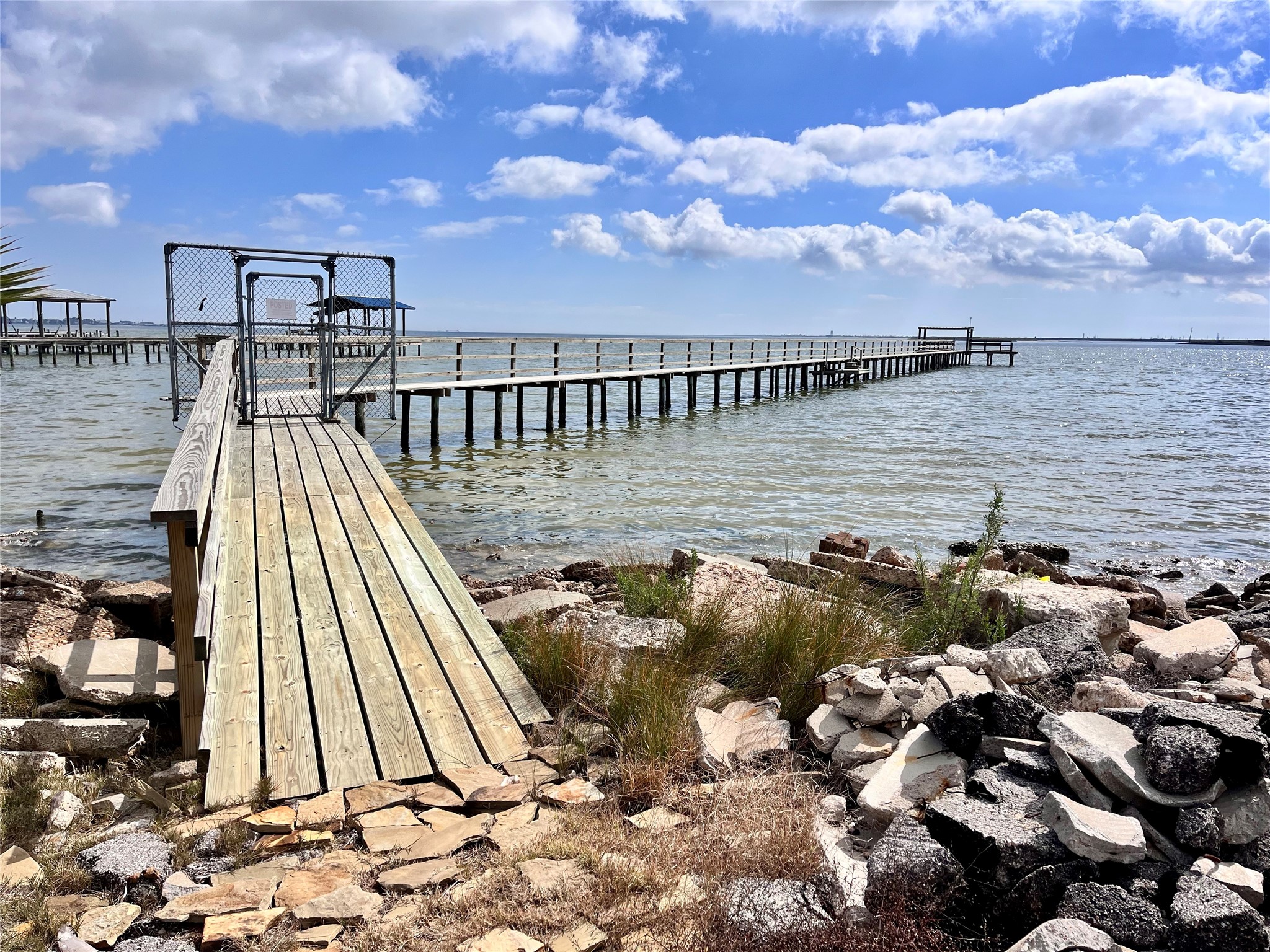 Private fishing pier that only 5 properties share.