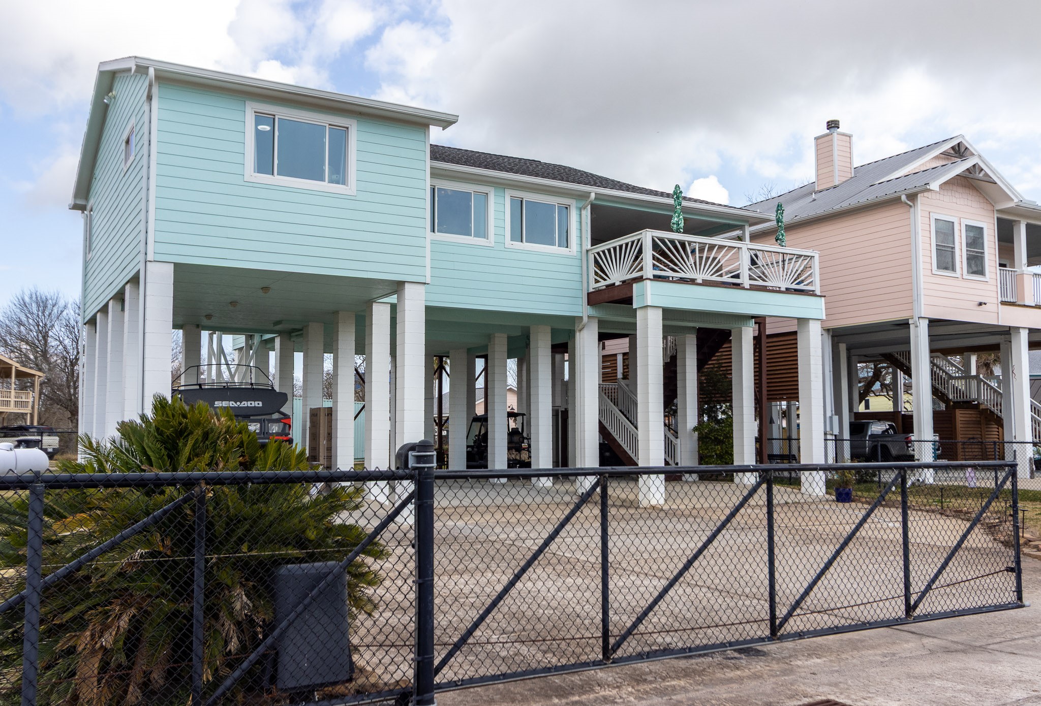 Front view of property w/electric gate