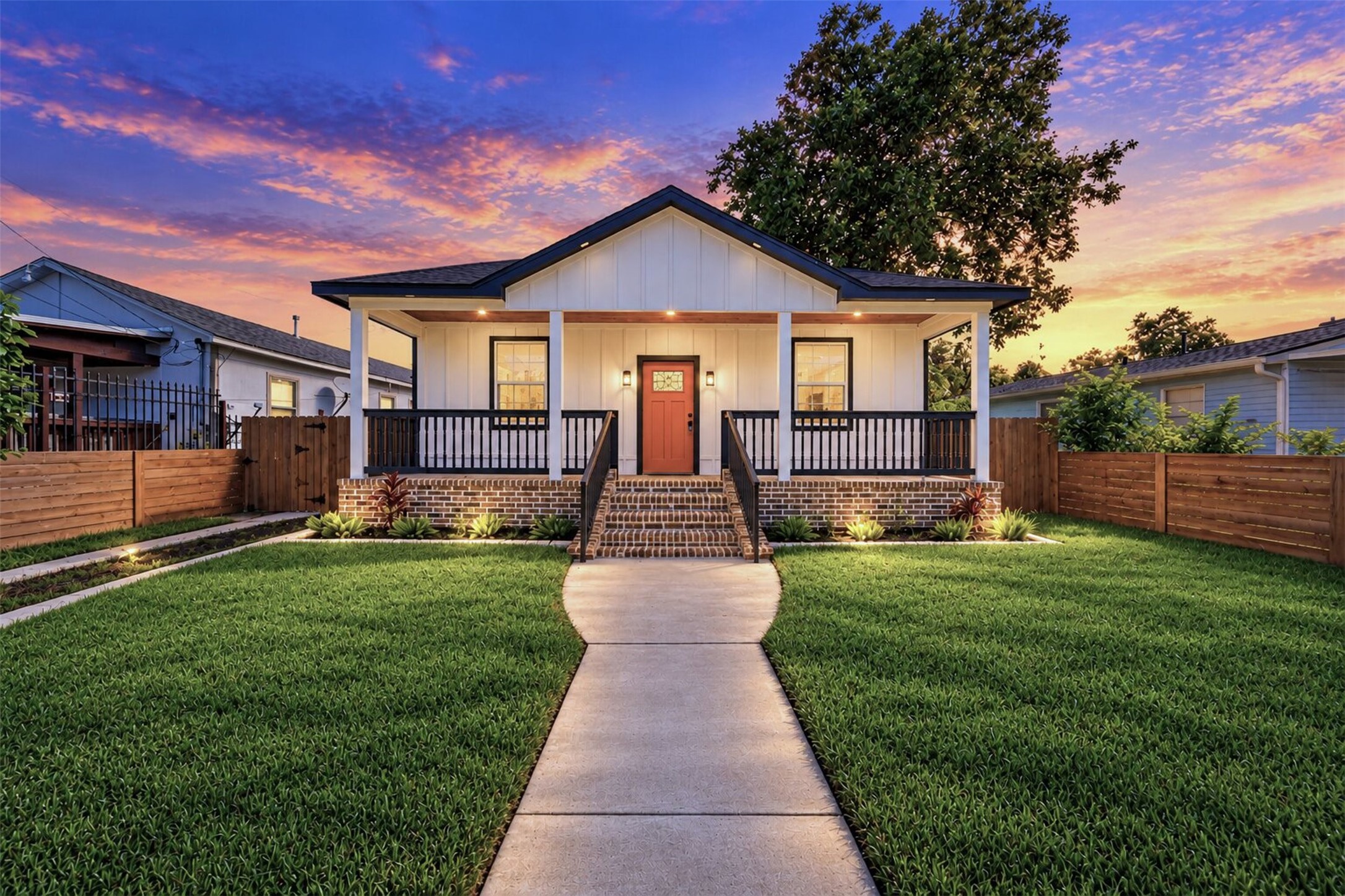 Welcome to this delightful and inviting home featuring a welcoming porch and a generous yard, ideal for relaxed and comfortable living.