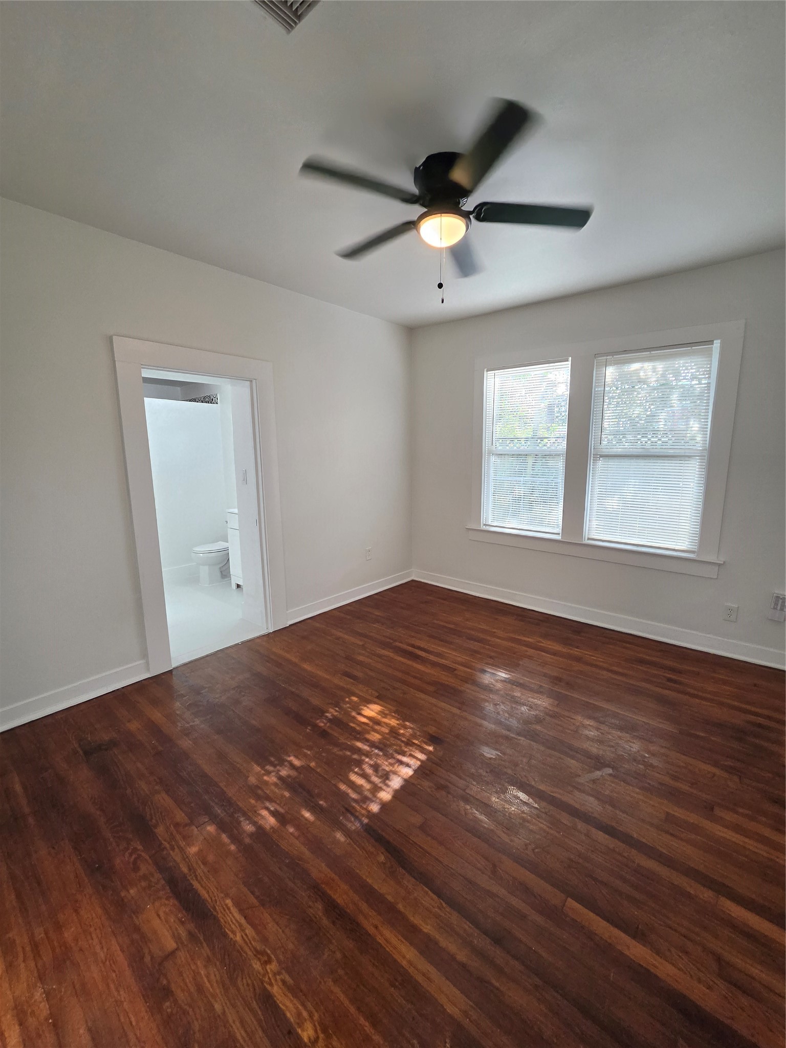 Primary bedroom suite w/ bathroom attached